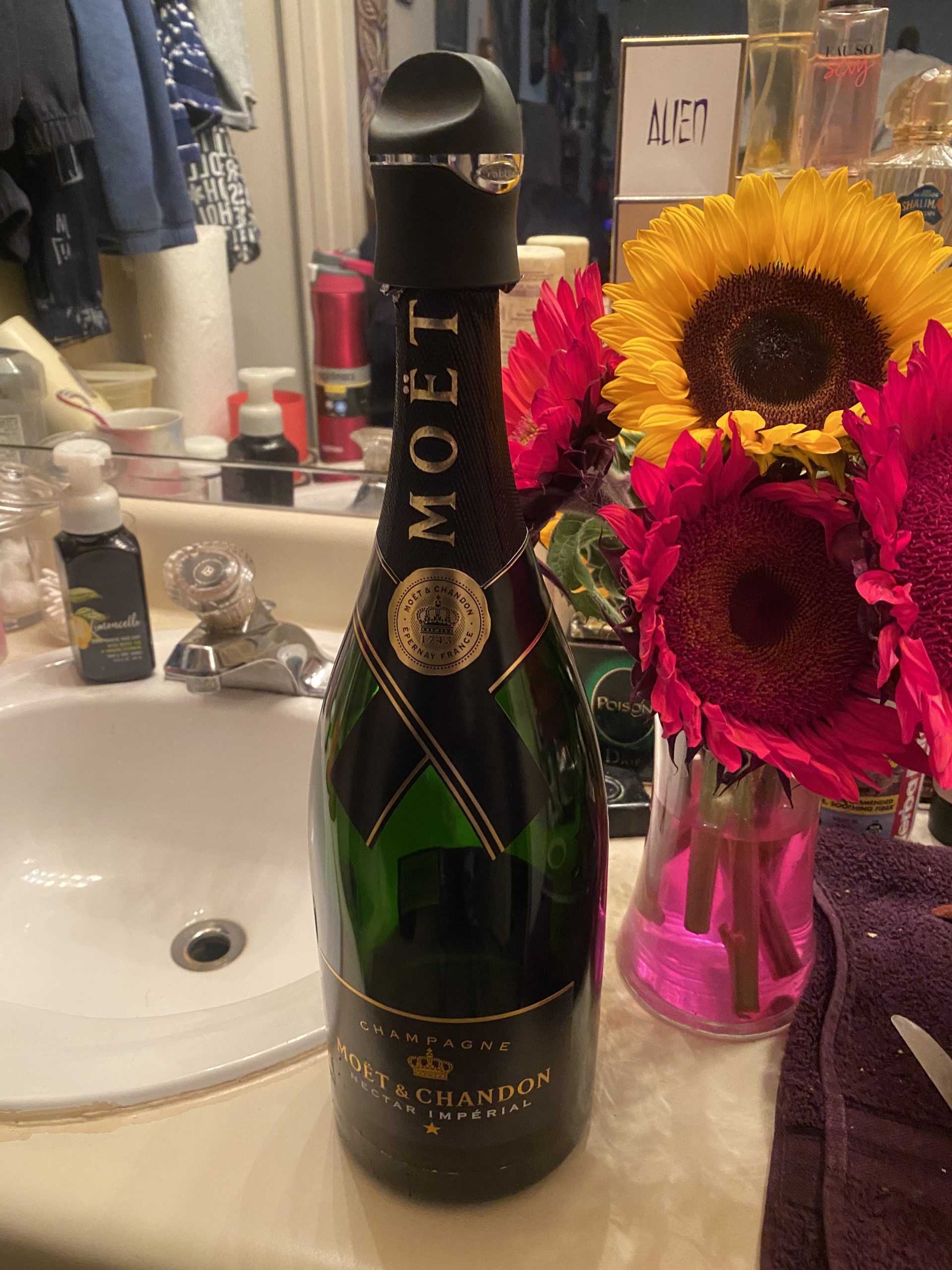 Rabbit Champagne and Wine Sealer, Airtight Wine and Champagne Stopper, Keeps Bubbles Fresh Longer, Easy to Use, Velvet Black, Essential Bar Tool customer photo 2