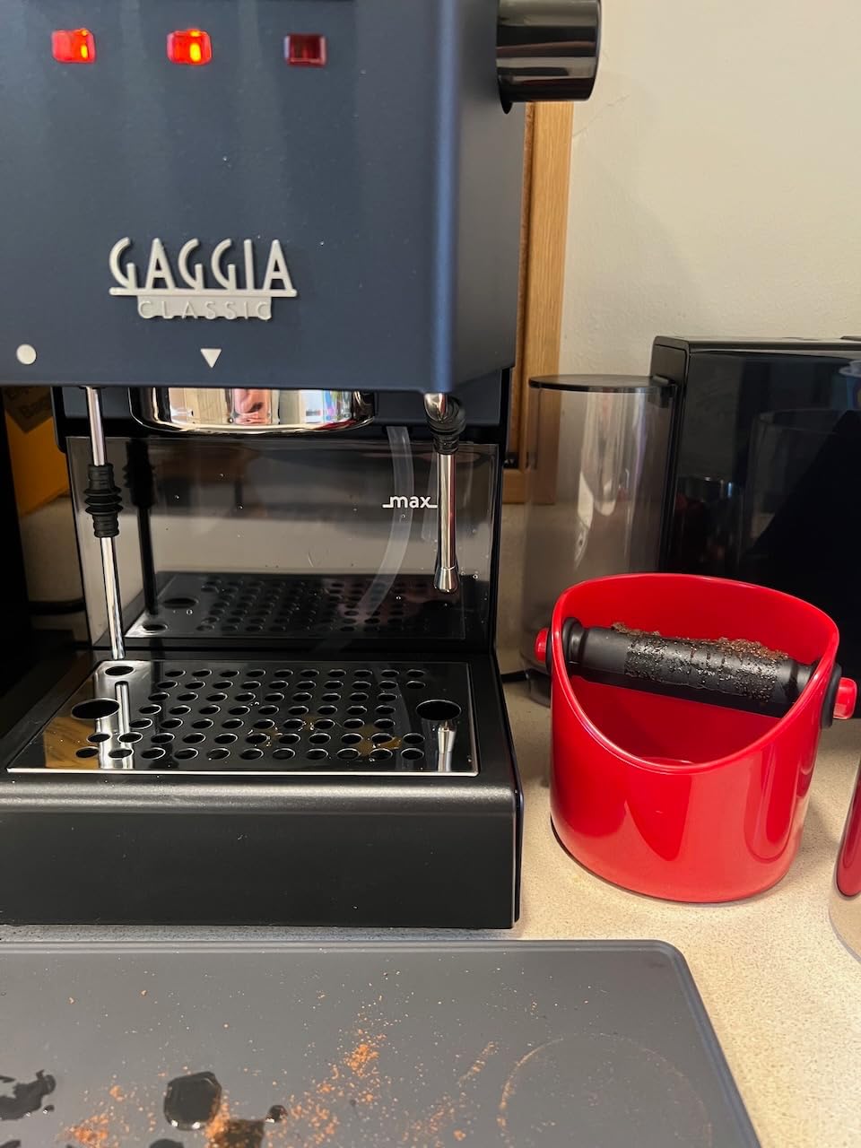Dreamfarm Grindenstein Sturdy, Compact, Modern Space-Saving Espresso Coffee Grind Knock Box - Black customer photo 1