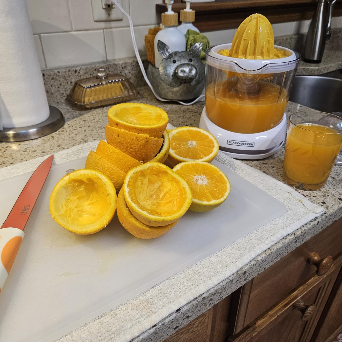 BLACK+DECKER 32oz Electric Citrus Juicer, CJ625, Pressure Activated, Adjustable Pulp Control, Dishwasher-Safe customer photo 1