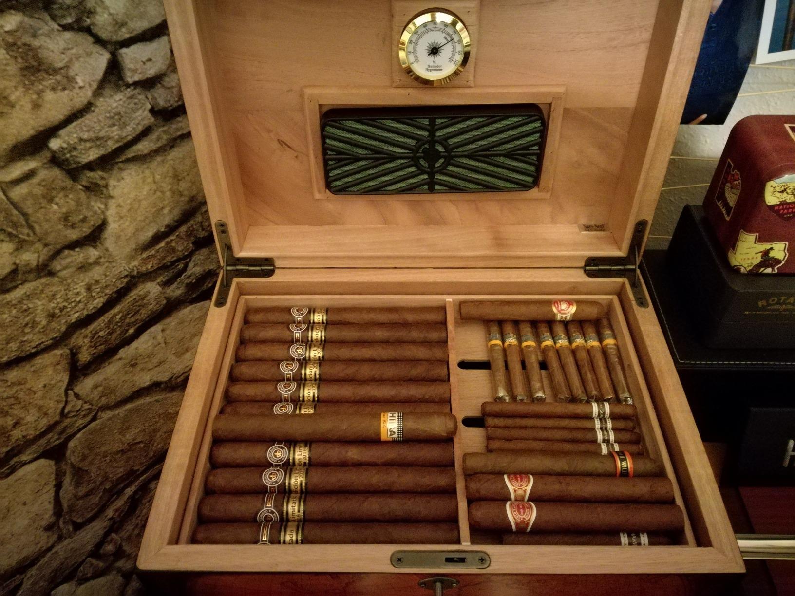 Humidor Supreme Solana Desktop Cigar Humidor with Accessory Drawer, Spanish Cedar Tray & Dividers | Rosewood Finish | Holds 75-100 Cigars customer photo 2