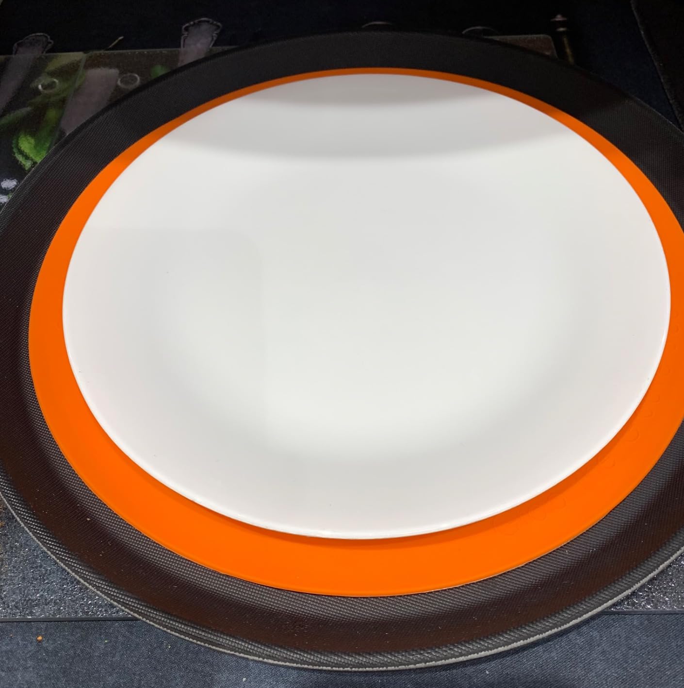 Winco TFG-14K Round Fiberglass Tray with Non-Slip Surface, 14-Inch, Black customer photo 2
