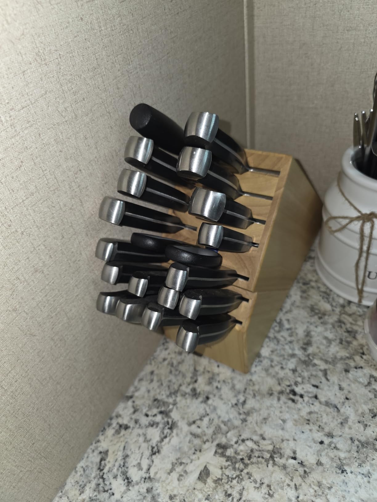 HENCKELS Statement Premium Quality 15-Piece Knife Block Set, Natural, Razor-Sharp, German Engineered Informed by 100+ Years of Mastery, Lightweight and Strong, Dishwasher Safe customer photo 1