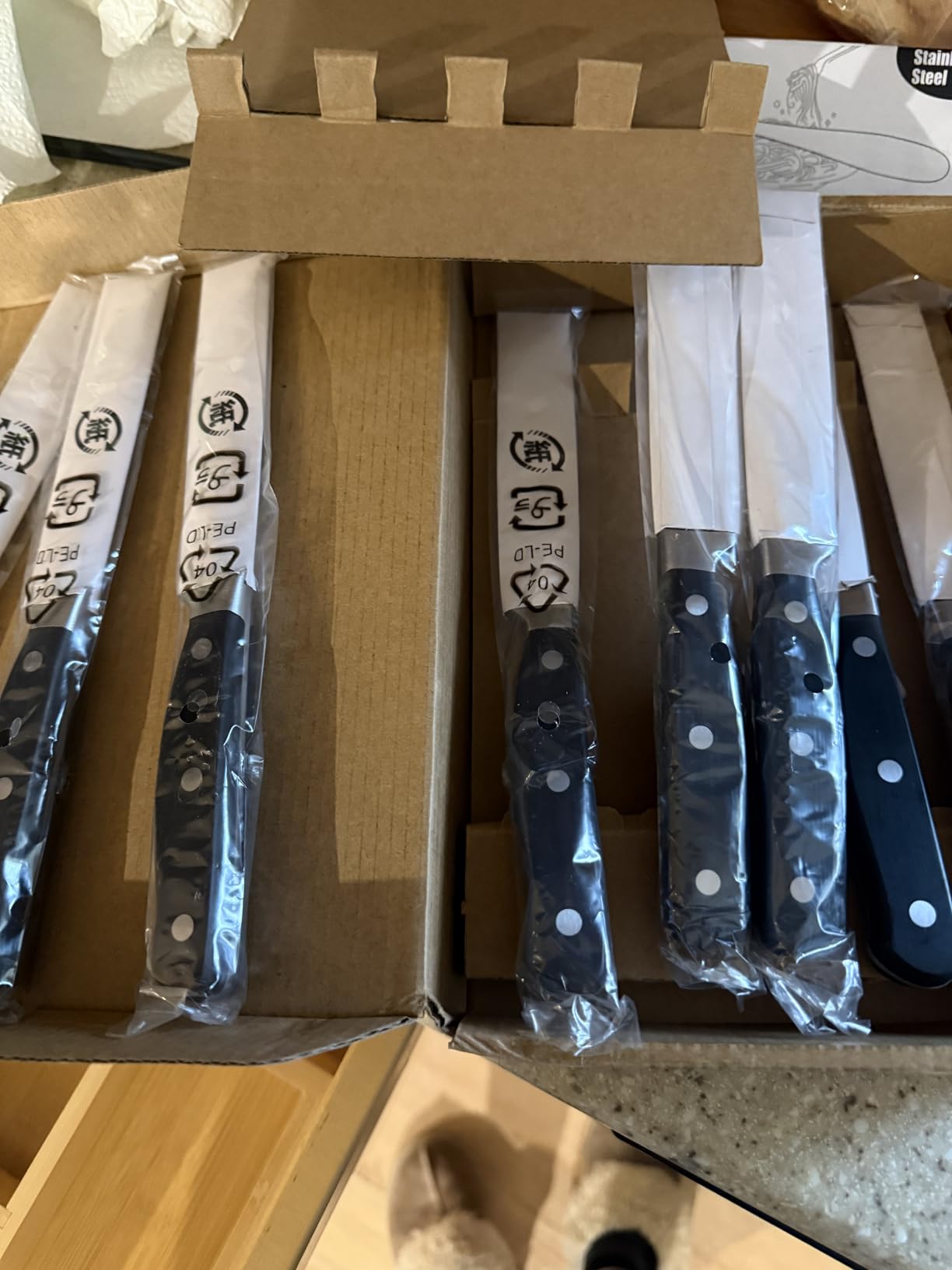 Amazon Basics 8-Piece Full Tang Stainless Steel Serrated Steak Knife Set, 4.5