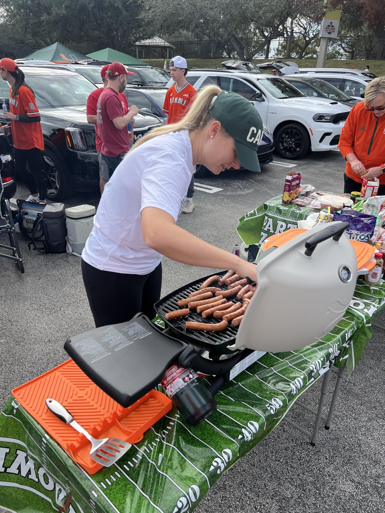 Weber Q1200 Liquid Propane Portable Gas Grill, Green - 1-Burner Travel and Camping Grill with Cast-Iron Grates & Electronic Ignition (8,500 BTU Burner) customer photo 1