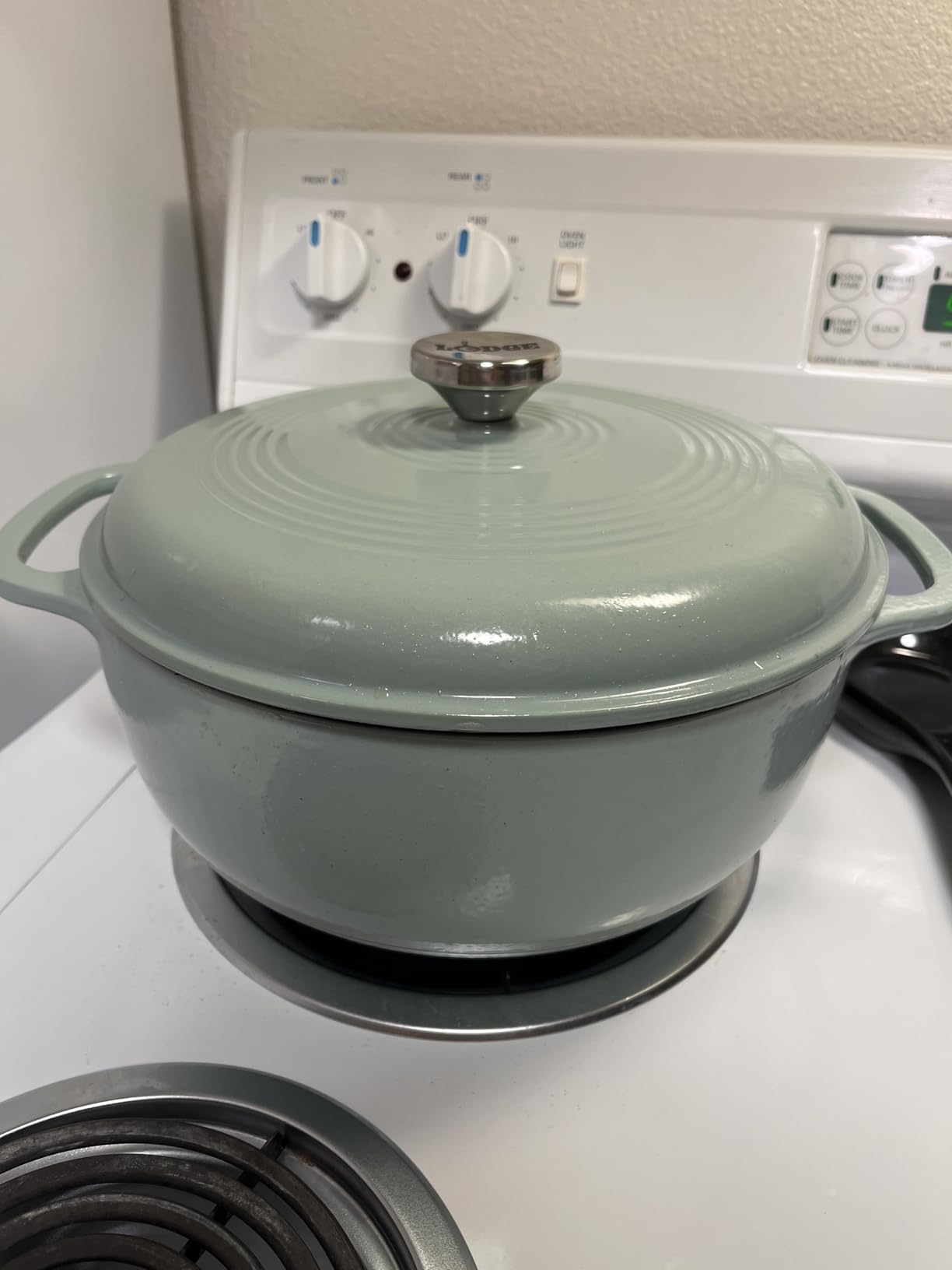 Lodge Essential Enamel Cast Iron Dutch Oven 6 Quarts - Perfect for Bread Baking, Braising, Marinating & Slow Cooking, Features Moisture-Sealing Lid & Dual Handles, Kitchen Essentials, Oyster White customer photo 2