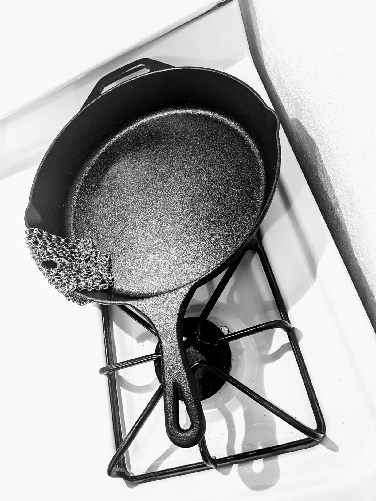 Utopia Kitchen Premium Cast Iron Skillets 12 Inch, Chef's Pan, Pre-Seasoned Frying Pan, Stovetop, Oven, Campfire and Grill Large Skillet, Even Heat Distribution Multipurpose Cast Iron Pan - Black customer photo 2