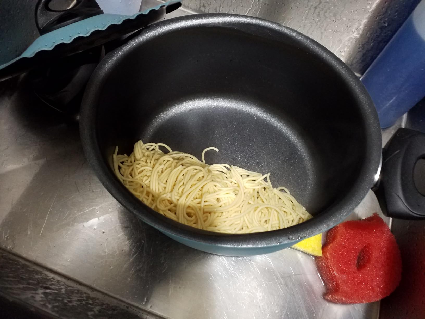 Philips Kitchen Appliances Compact Pasta and Noodle Maker, Viva Collection, Comes with 3 Default Classic Pasta Shaping Discs, Fully Automatic, Recipe Book, Small, Black (HR2371/05) customer photo 1
