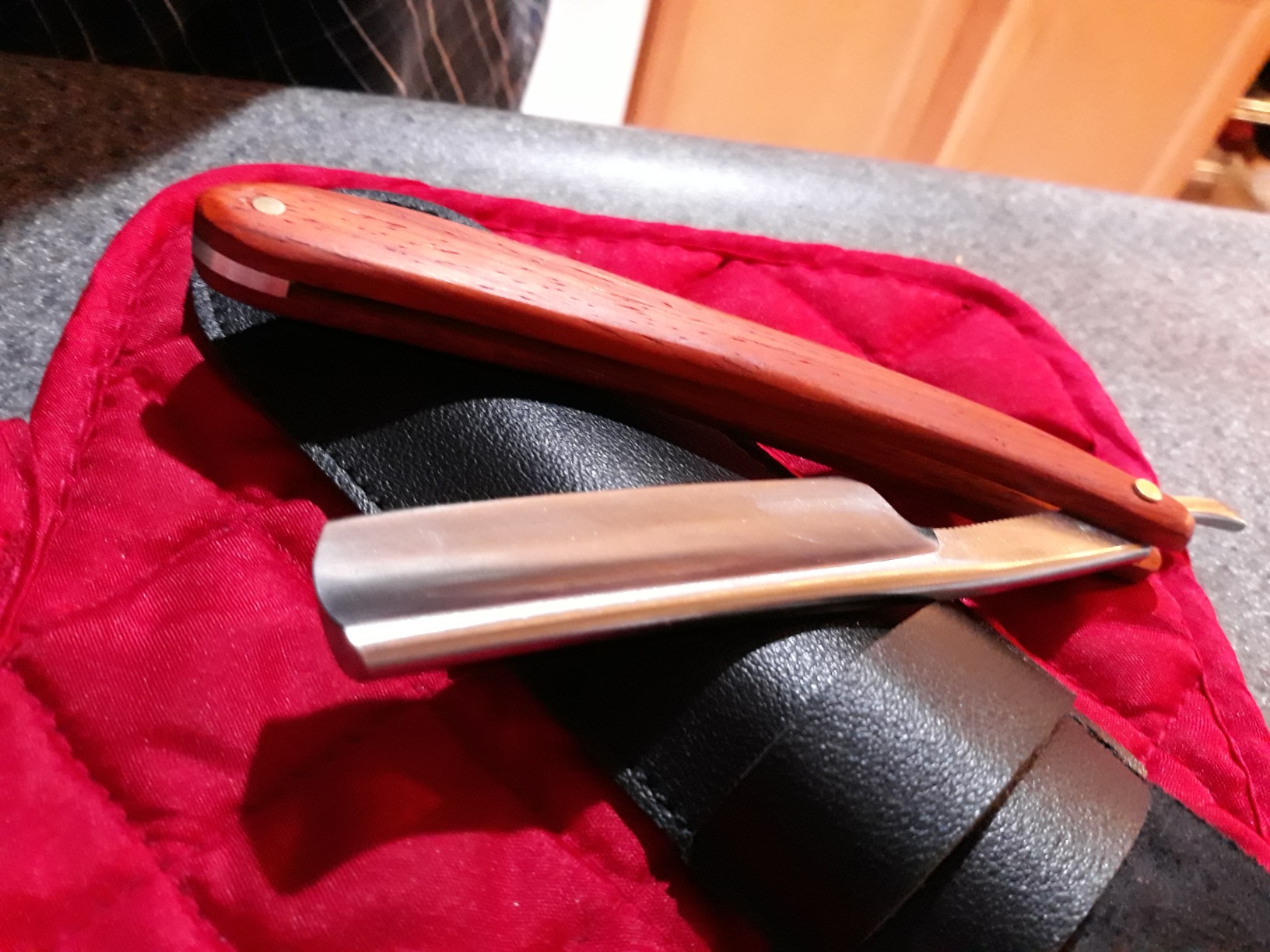 Zertone Straight Razors for Men Kit with Strop - Straight Edge Razor Natural Wood Scale - Sharp, High Hardness Carbon Steel Cutthroat Straight Razor Shaving Kit, Vintage Wood Handle, Barber Razor customer photo 2
