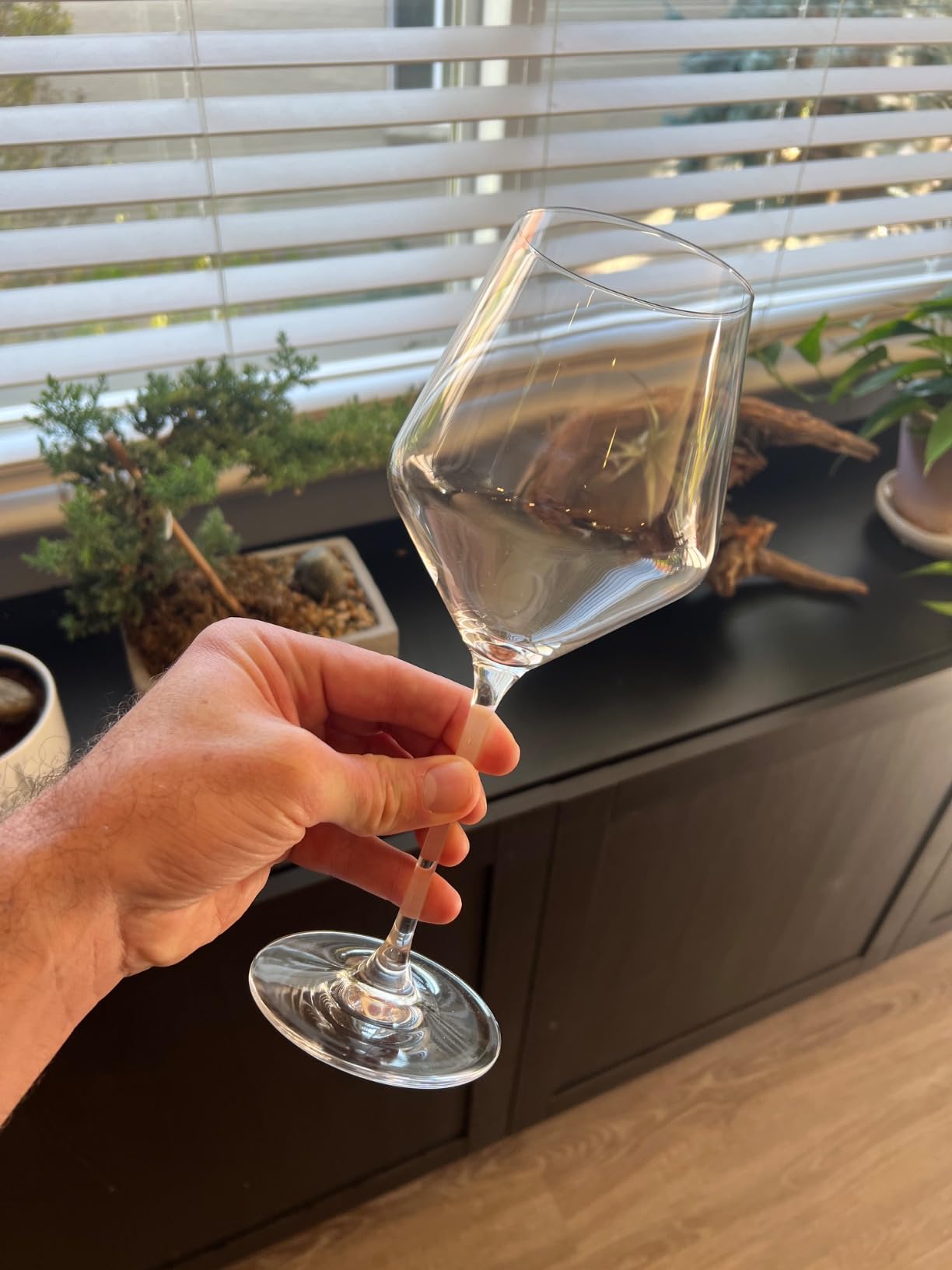 JoyJolt Layla White Wine Glasses, Set of 4 Italian Glasses, 13.5 oz Clear - Made in Europe customer photo 2
