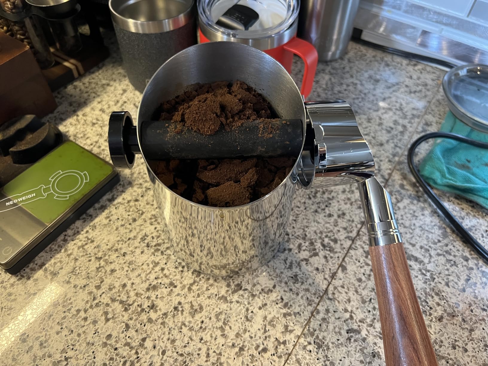 De'Longhi Knock Box for Coffee & Espresso Grounds, Easy & Mess-Free Disposal of Coffee Puck, Removable Bar and Non-Slip Base, Dishwasher Safe, Stainless Steel, 4-inch diameter, Silver customer photo 2
