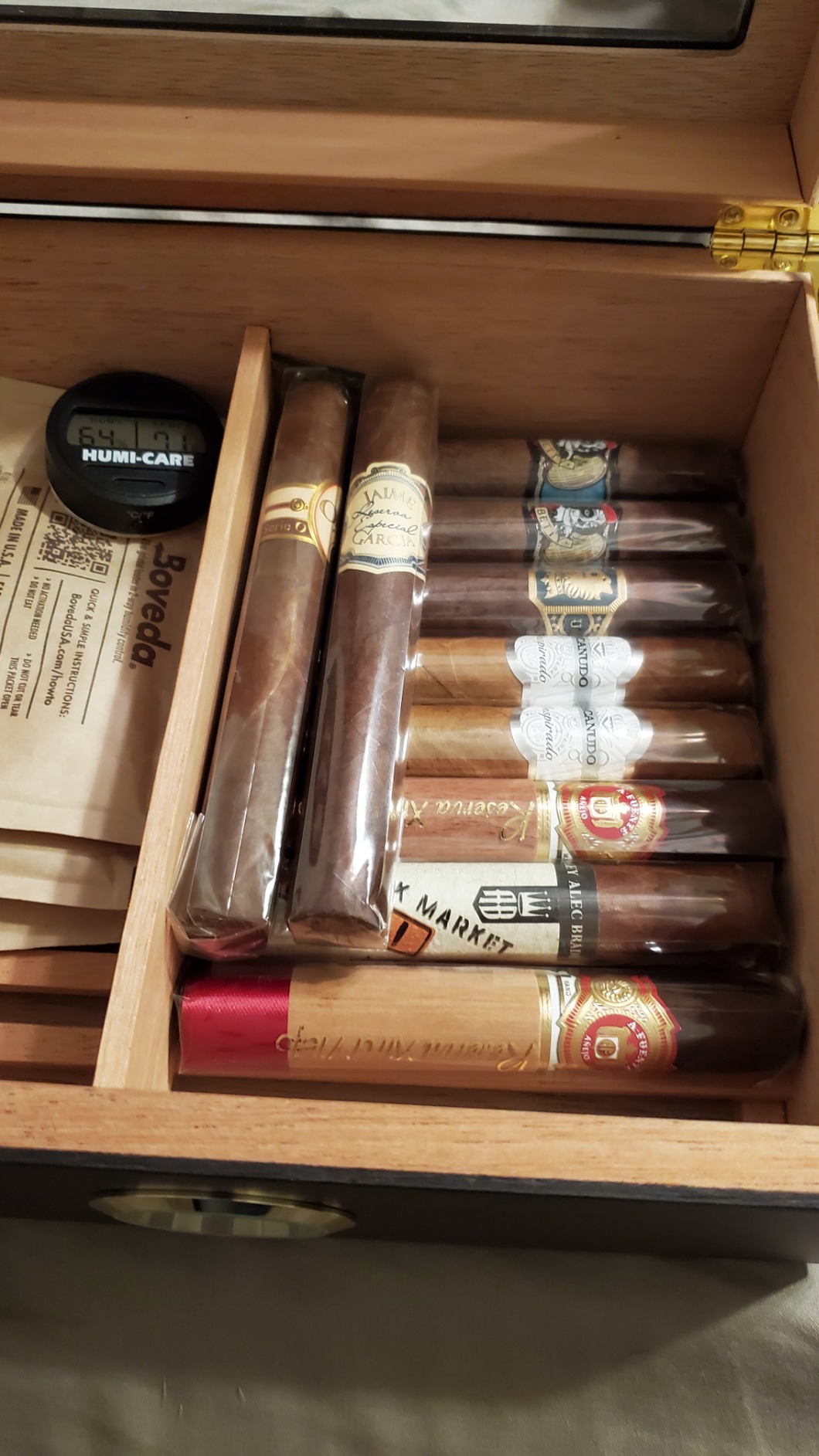 Premium Cigar Humidor for 25-50 Cigars - Elegant Humidor humidor with Hygrometer and Humidifier - Cedar Lined Cigar Box for Optimal Humidity Control (Walnut-Analog) customer photo 2
