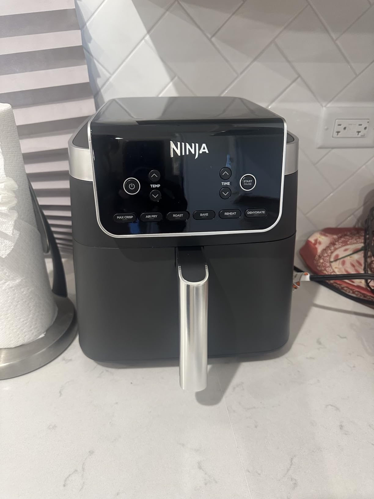 Ninja AF161 Max XL Air Fryer that Cooks, Crisps, Roasts, Bakes, Reheats and Dehydrates, with 5.5 Quart Capacity, and a High Gloss Finish, Grey customer photo 1