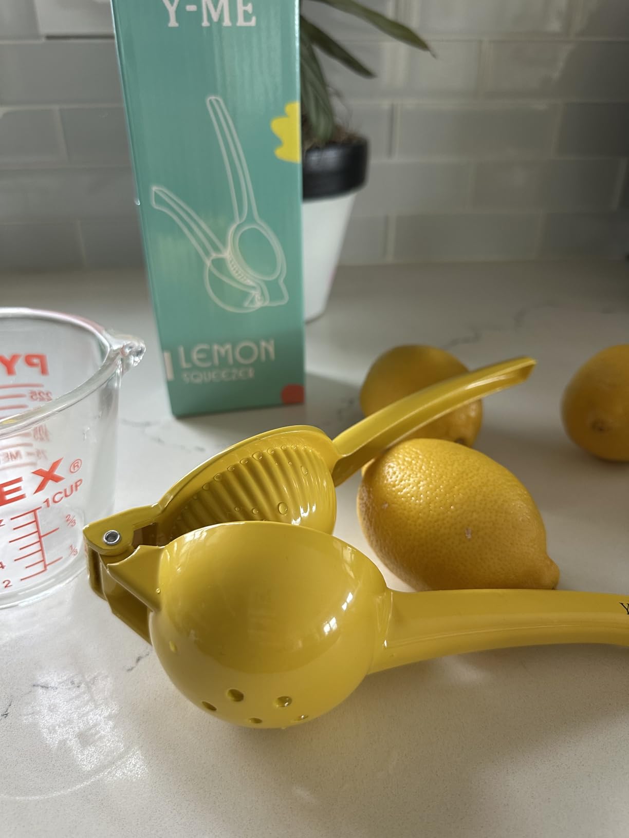 Y-ME Manual Juicer Citrus Lemon Squeezer, Fruit Juicer Lime Press Metal, Professional Hand Juicer Kitchen Tool (Yellow) customer photo 1