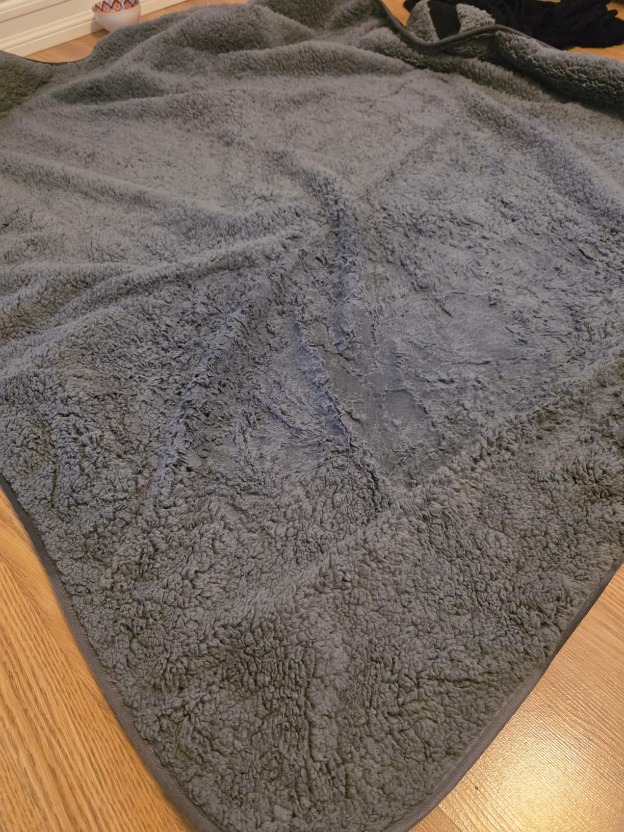 Tirrinia Waterproof Outdoor Blanket with Sherpa Lining, Windproof Triple Layers Warm Comfy Foldable for Camping Stadium, Beach, Picnic, Grass, Concerts, Car, Dog, 51''X 59'' & 59''X 80'' customer photo 2
