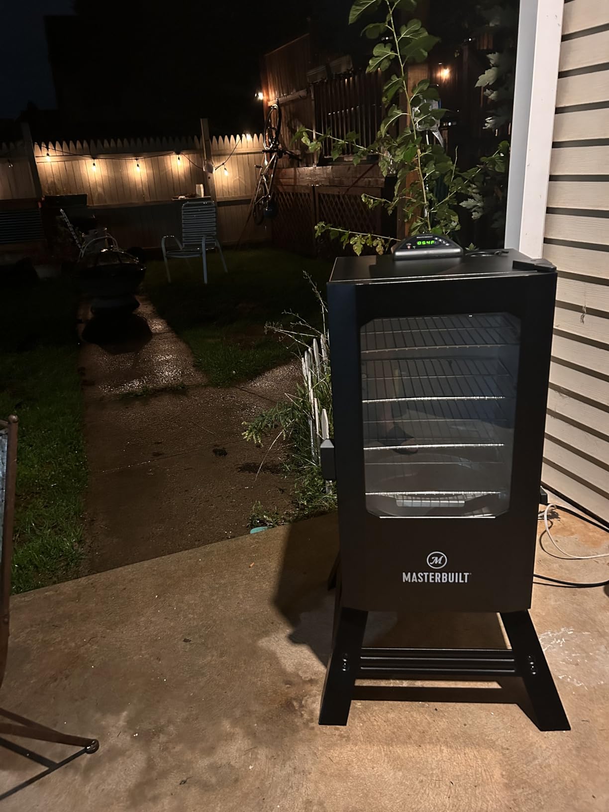 Masterbuilt 30-inch Digital Electric Vertical BBQ Smoker with Leg Kit, Side Wood Chip Loader and 710 Cooking Square Inches, Model MB20070421 customer photo 2