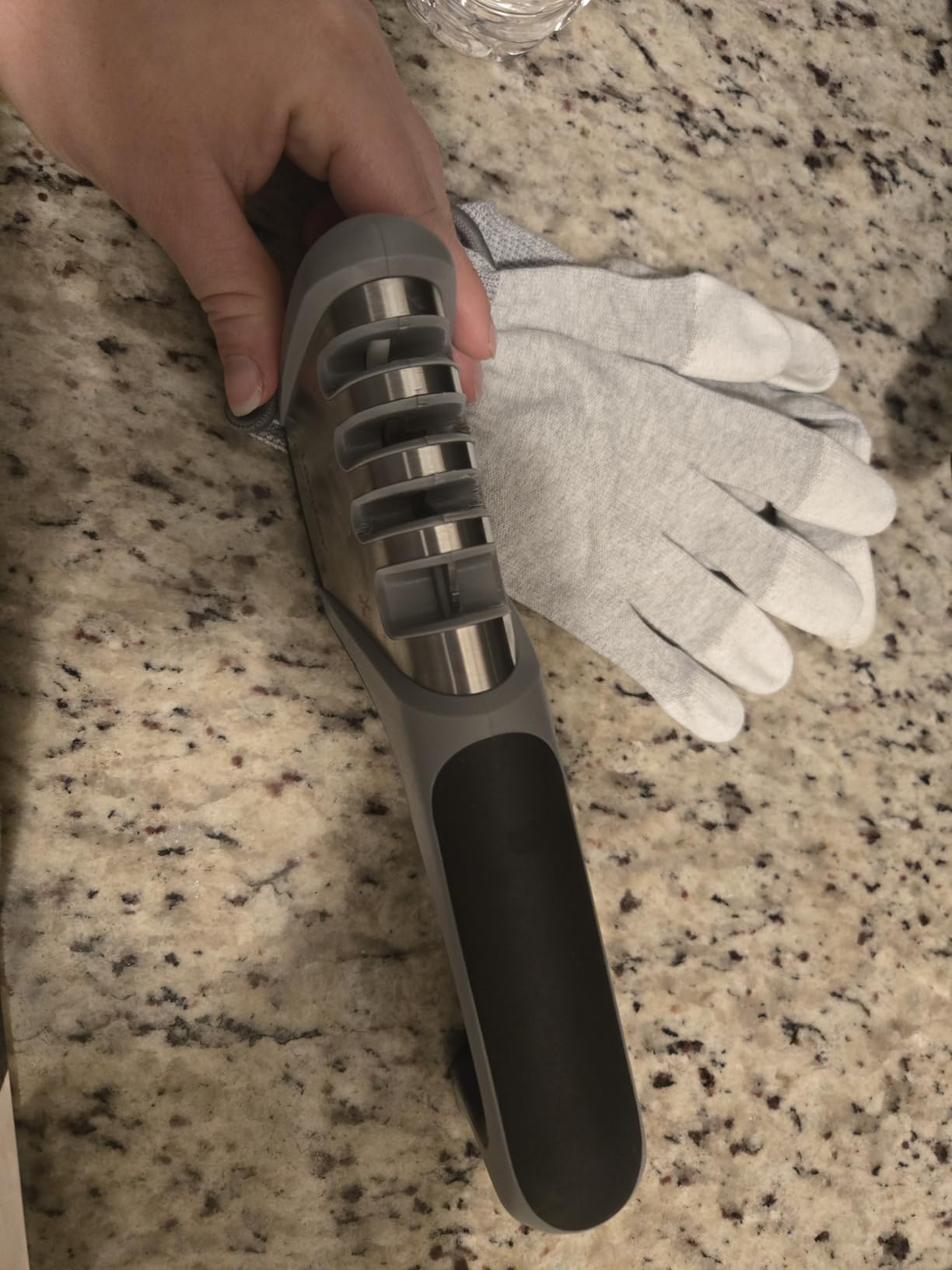Longzon 5-in-1 Knife Sharpener 4 Stage with Cut-Resistant Glove, Quickly Sharpens & Restores Dull Blades, Easy & Safe for Home Kitchen Use, Fits Most Knives and Scissors, Black+Silver customer photo 2