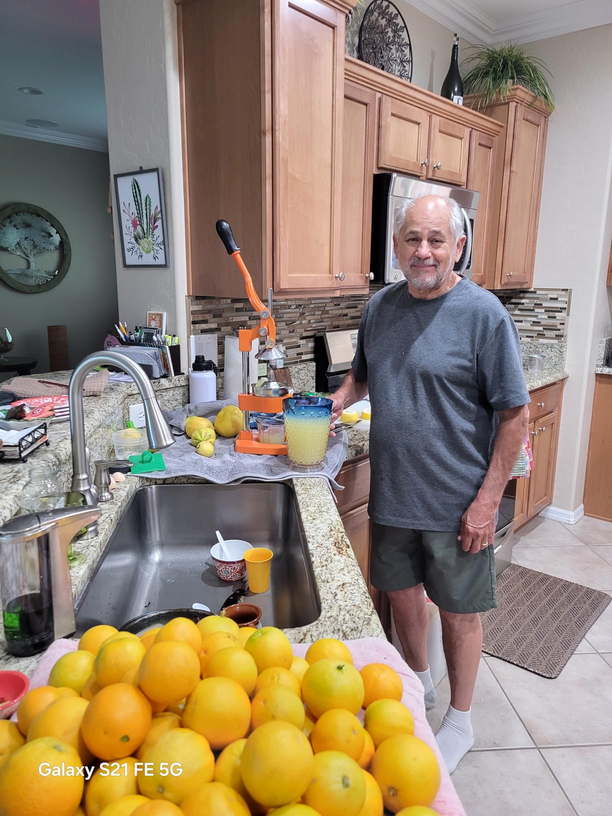 Eurolux Ultra-Premium Cast Iron Juicer | Extra-Large, Heavy Duty, Commercial Grade, Stainless Steel Manual Hand Press Citrus Squeezer For Fresh Orange Juice, Pomegranate, Lemon, and Much More (Black) customer photo 1