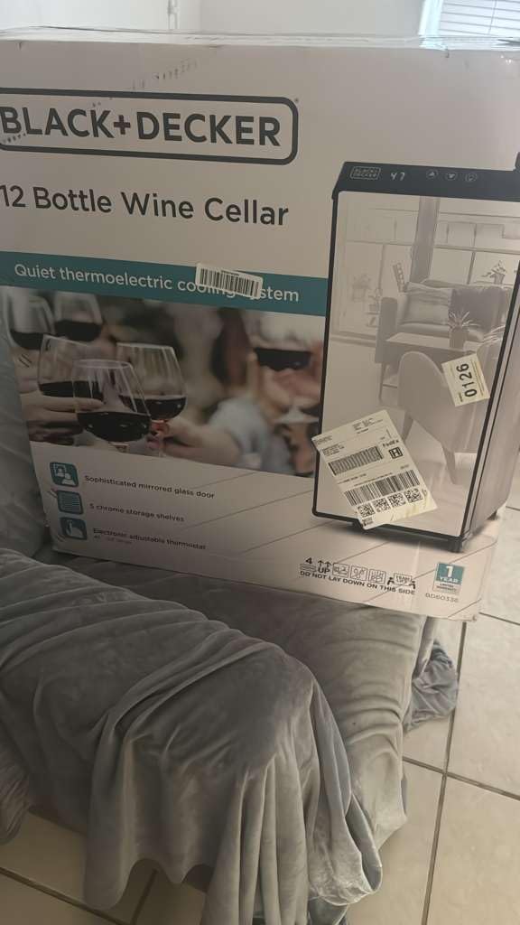 BLACK+DECKER Wine Fridge 12 Bottles, Thermoelectric Wine Cooler Refrigerator with Mirrored Front, Freestanding 12 Bottle Wine Fridge, BD60336 customer photo 1