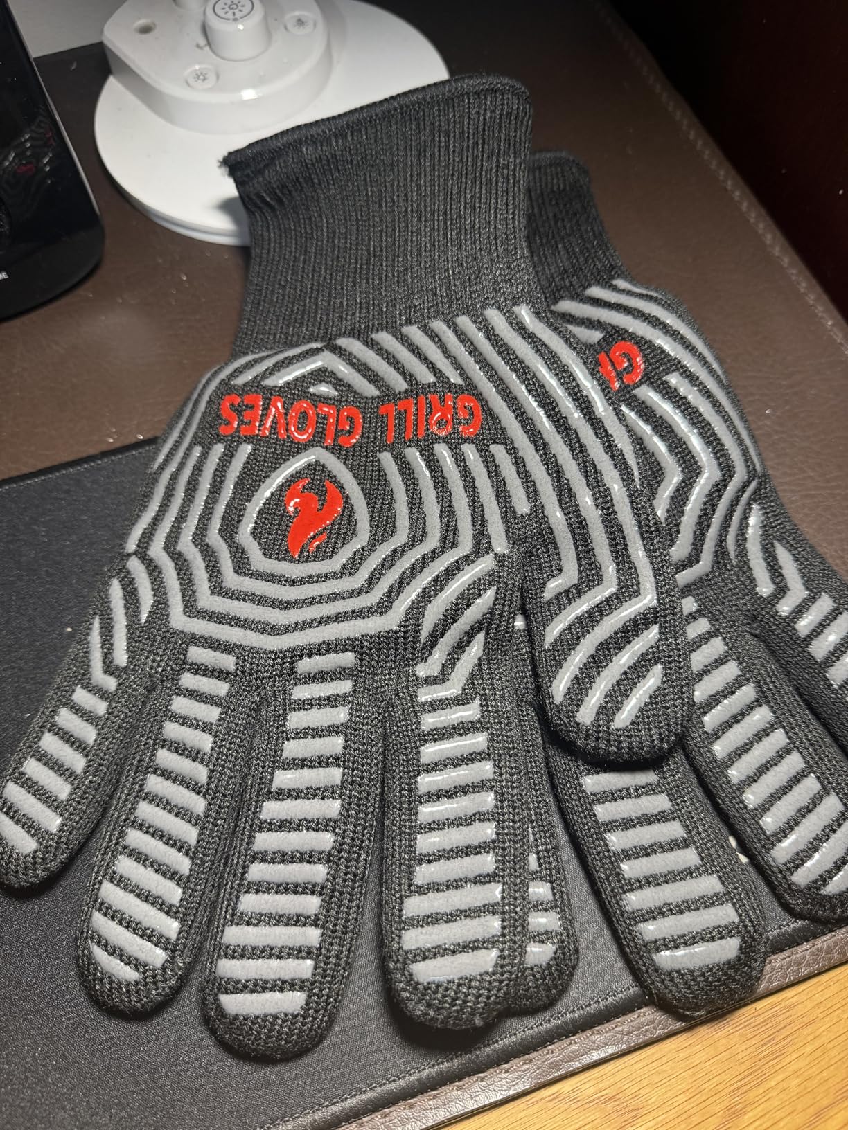 QUWIN BBQ Gloves, Oven Gloves, 1472℉ Extreme Heat Resistant, Grilling Gloves Silicone Non-Slip Oven Mitts, Kitchen Gloves for BBQ, Grilling, Cooking, Baking-1 Pair (Black, One Size Fits Most) customer photo 1