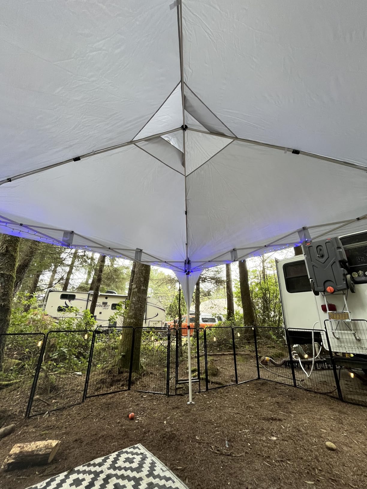 Yaheetech 10x10 Pop Up Canopy Tent with Vent, Easy Set Up Tent, Instant Sun Shelter Canopy with Wheeled Bag, 4 Sandbags, 12 Stakes & 4 Ropes, for Parties, Beach, Outdoor, White customer photo 1