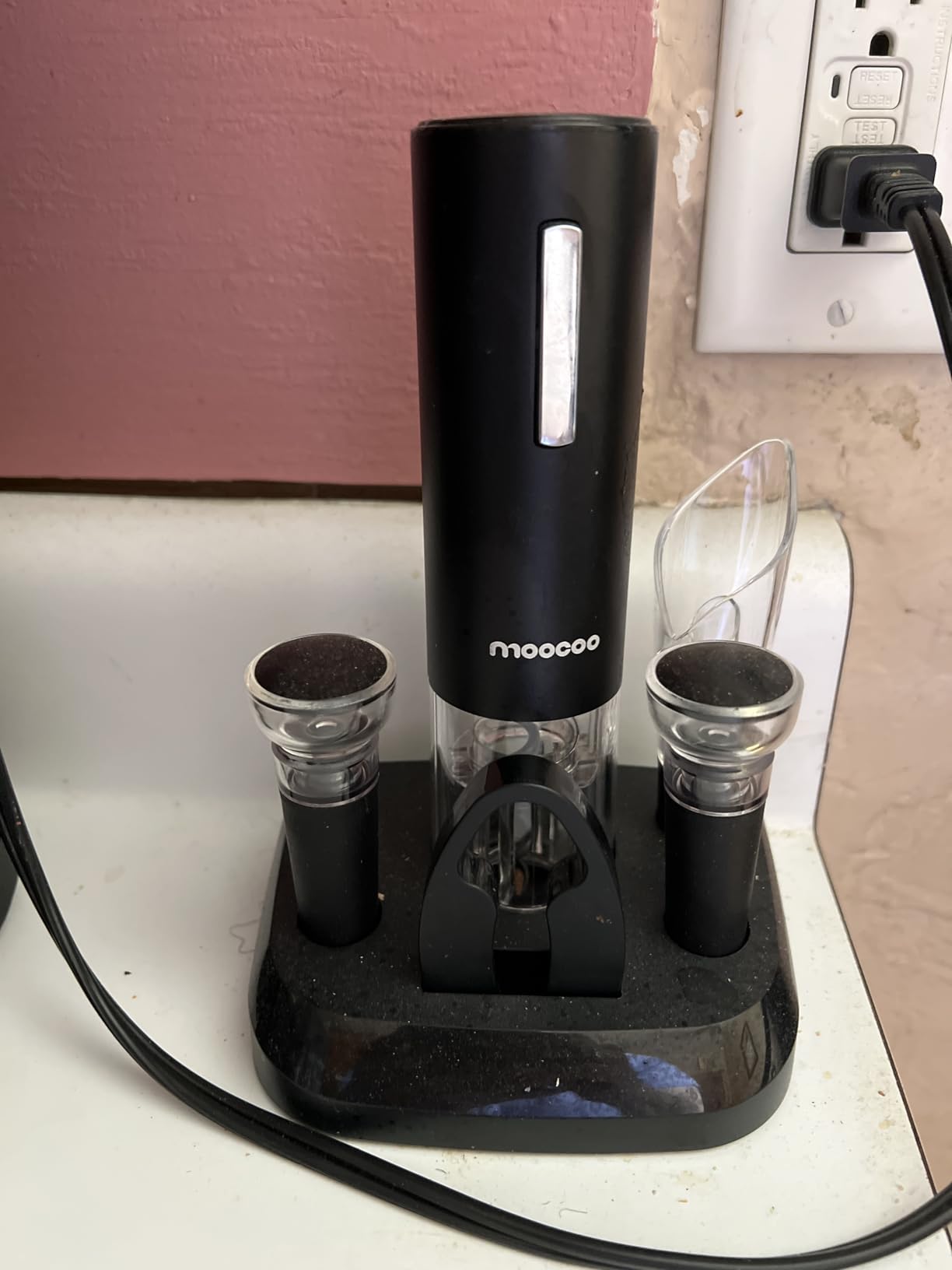 Moocoo Electric Wine Opener with Charging Base, Cordless Electric Wine Bottle Opener with 2-in-1 Aerator and Pourer, Foil Cutter, 2 Vacuum Preservation Stoppers, Display Charging Station customer photo 1