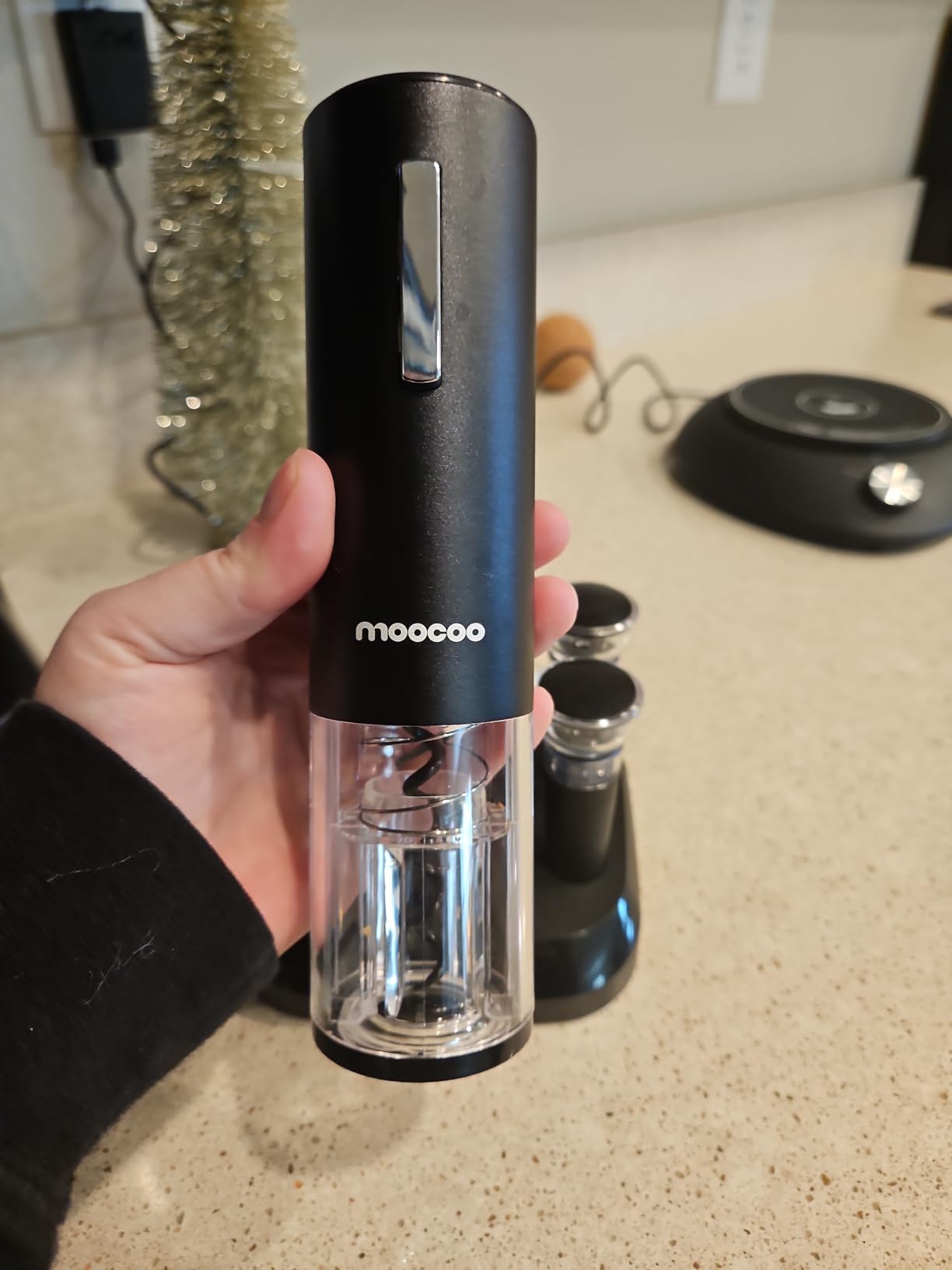 Moocoo Electric Wine Opener with Charging Base, Cordless Electric Wine Bottle Opener with 2-in-1 Aerator and Pourer, Foil Cutter, 2 Vacuum Preservation Stoppers, Display Charging Station customer photo 2