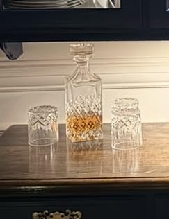 LIGHTEN LIFE Whiskey Decanter 29oz, Crystal Whiskey Decanter with Stopper, Non-Lead, 828ml, Clear, Durable, Dishwasher Safe, Classic European Design, Gift Box Included, Bourbon, Liquor Whisky customer photo 1