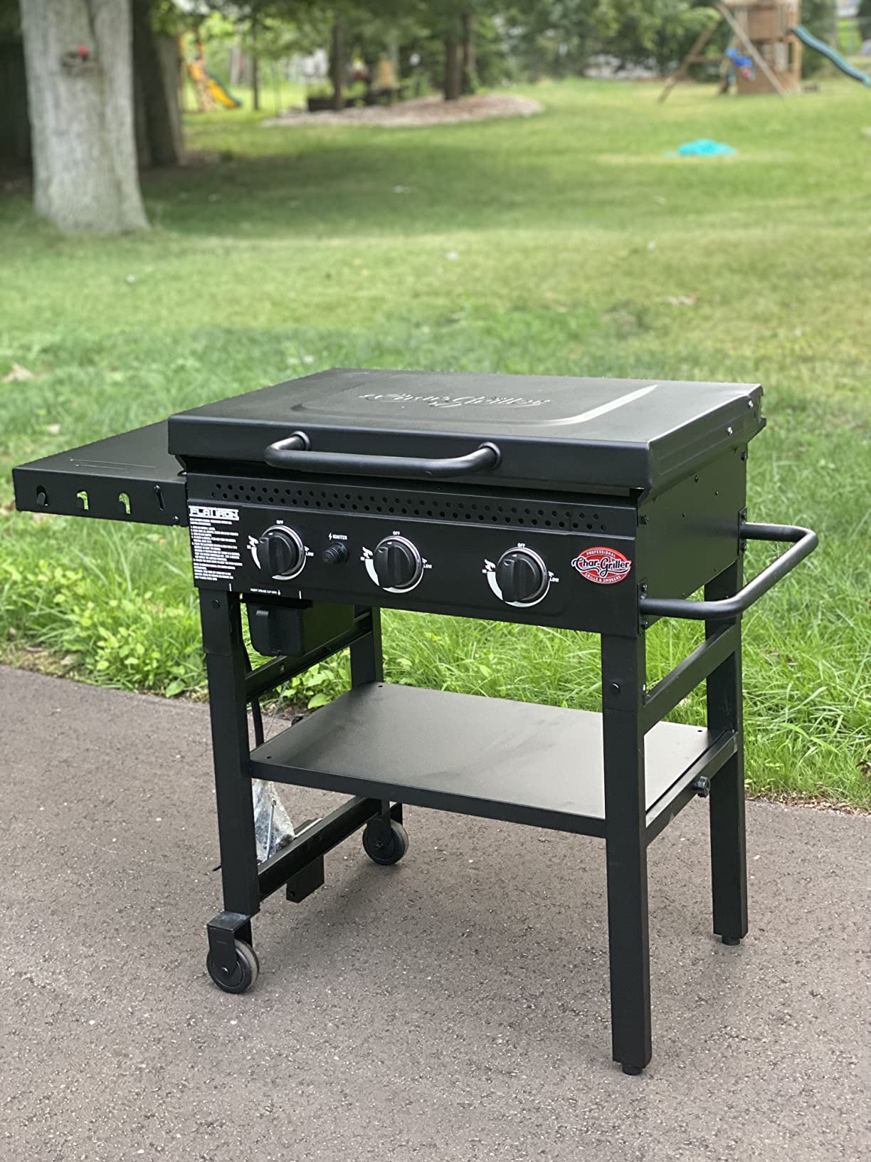 Char-Griller Flat Iron 3-Burner Propane Gas Flat-Top Griddle with Steel Griddle Top, Hinged Lid and Wind Guards, 520 Cooking Square Inches in Black, Model 8428 customer photo 2