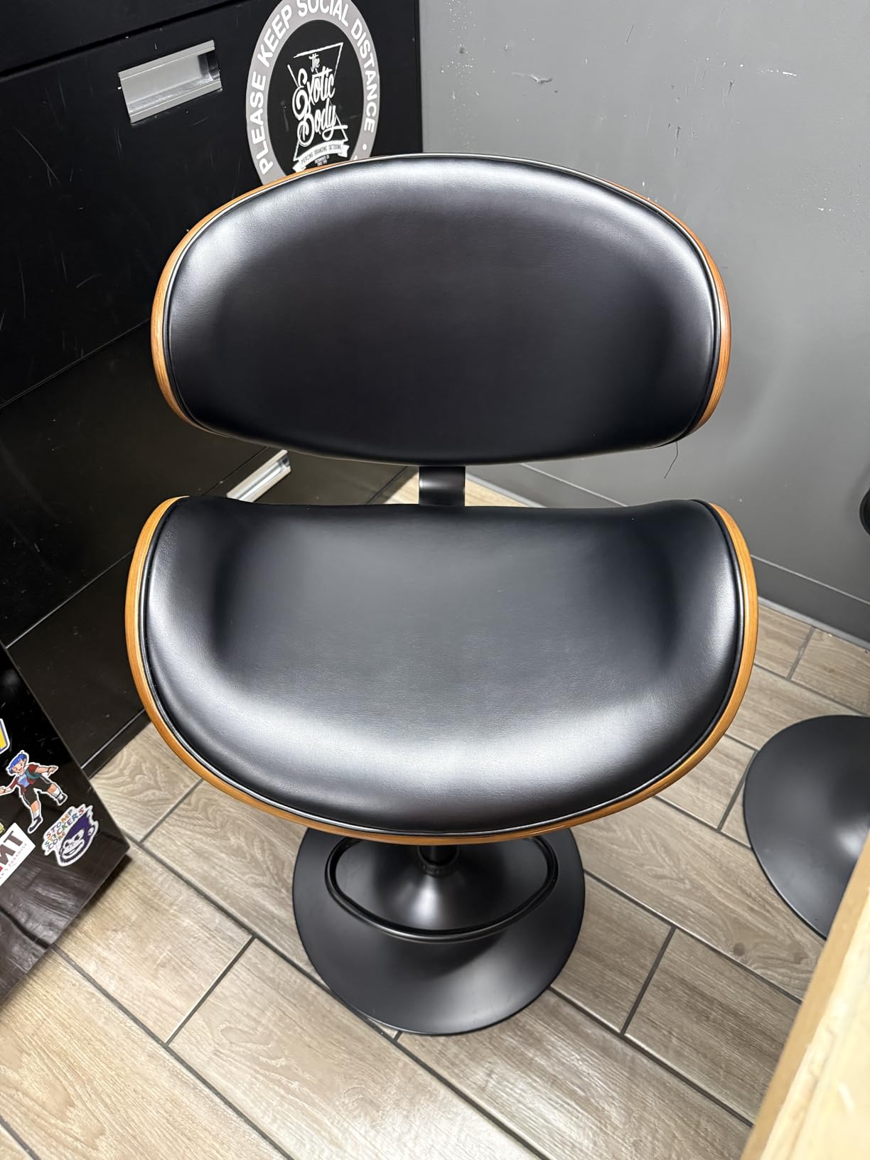 YaFiti Swivel Bar Stools Set of 2 for Kitchen Counter, Adjustable Bentwood Barstools, Modern PU Leather Upholstered Bar Chair with Back and Footrest, for Bar, Kitchen, Dining Room, Black customer photo 1
