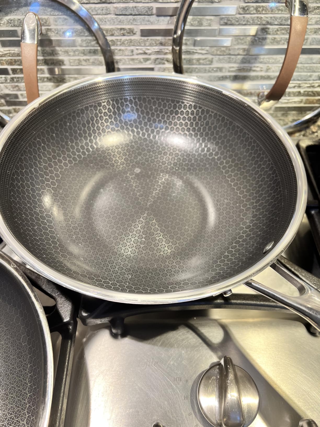 HexClad Hybrid Nonstick 5-Quart Dutch Oven with Stainless Steel Lid, Stay-Cool Handles, Dishwasher-Friendly, Oven-Safe Up to 900F, Induction Ready, Compatible with All Cooktops customer photo 1