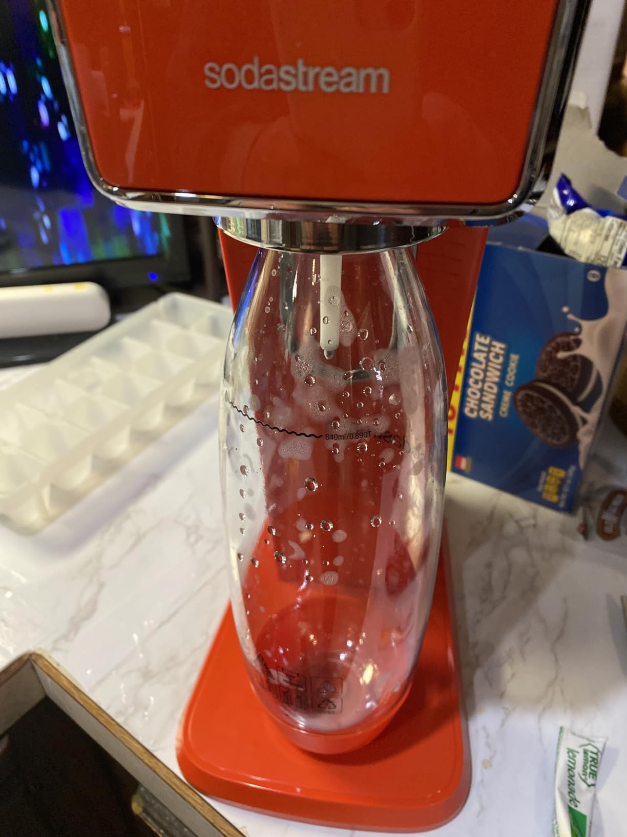 SodaStream ART Sparkling Water Maker | STARTER KIT | CQC CO2 System | Includes 1x CO2 Cylinder, 1x32 & 1x16 Fl Oz Dishwasher Safe Bottles | Black customer photo 2