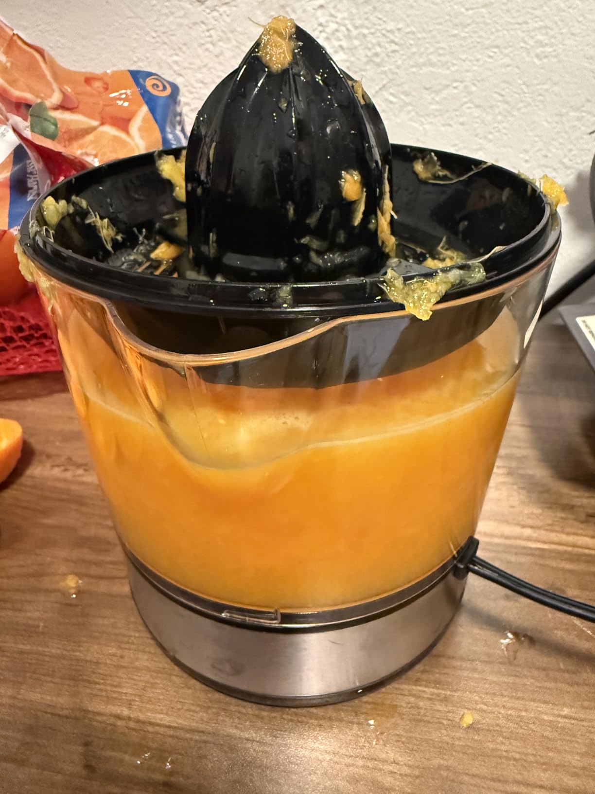 Elite Gourmet ETS623 BPA-Free 40-Watt Electric Citrus Juicer, Compact, Large Volume, Pulp Control, Oranges, Lemons, Limes, Grapefruits with Easy Pour Spout, 24oz, Black/Stainless Steel customer photo 1