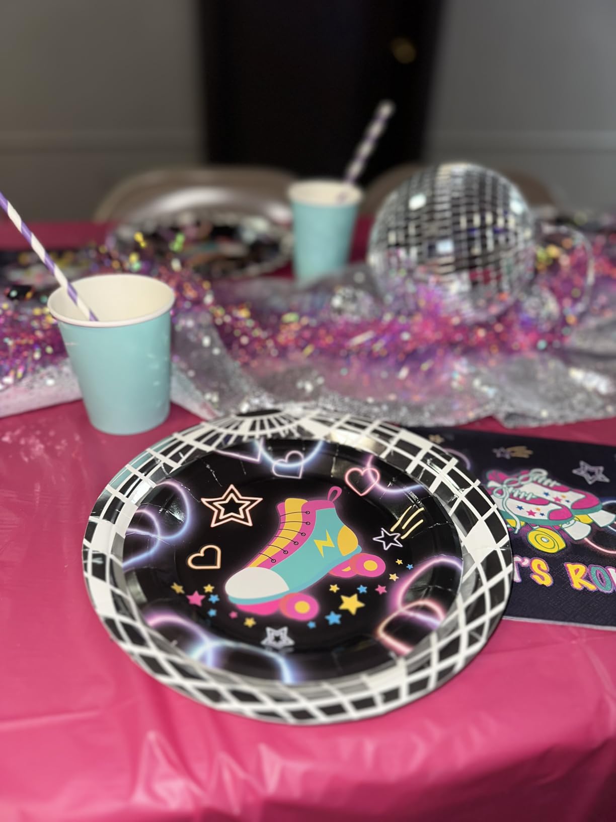 50 Guests Derby Day Plates and Napkins Party Supplies Kentucky Horse Racing Party Decorations Disposable Tableware Set Run for the Roses Dinnerware Favor for Race Day Kentucky Horse Party, 200PCS customer photo 1