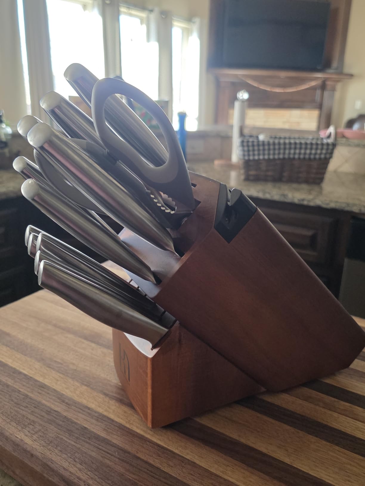 KnifeSaga Kitchen Knife Set 14 Piece Premium Japanese High Carbon Stainless Steel Knife Block Sets with Built-in Sharpener, Razor Sharp Knives Set for Kitchen, Quality Acacia Wood Block Knife Set customer photo 1