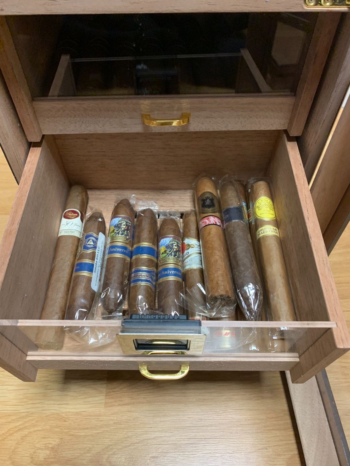 Woodronic Cigar Humidor Cabinet with LED Light, USB Cable & Adapter, Lock & Keys, Spanish Cedar Lining, Accessory Drawer, Hygrometer & Humidifiers, Glossy Ebony Finish, Gift for Fathers, 250 Counts customer photo 2