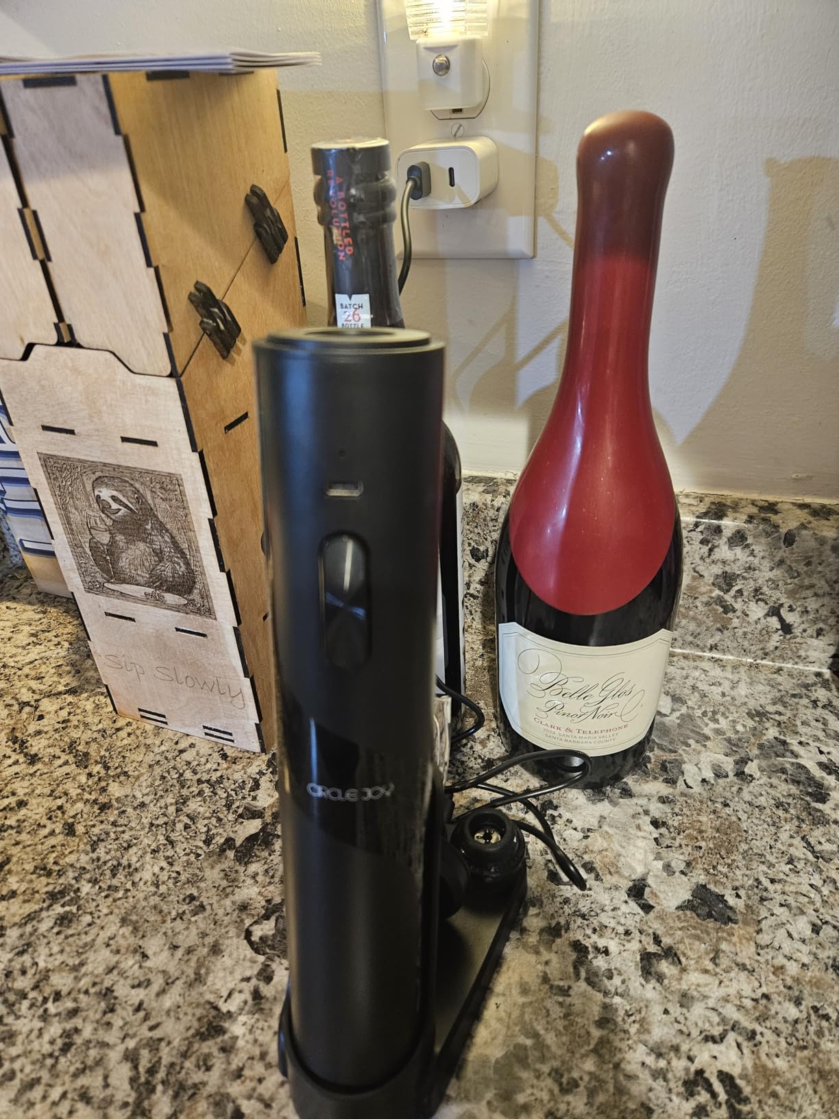 CIRCLE JOY Rechargeable Wine Opener Electric Wine Bottle Opener, 7-in-1 Wine Gift Set with Electric Vacuum Pump, Charging Station, Foil Cutter, Wine Aerator Pourer and 2 Wine Stoppers, Black customer photo 2
