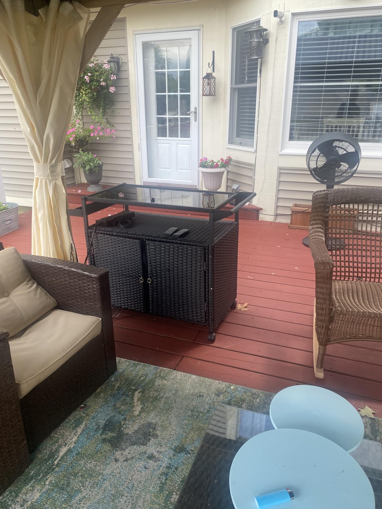 Xilingol Outdoor Bar Table, Wicker Bar Cart with Cabinet, Patio Serving Cart with Tempered Glass Top, Lockable Wheels, Rounded Handle & Side Basket for Garden, Poolside & Backyard, Black customer photo 1