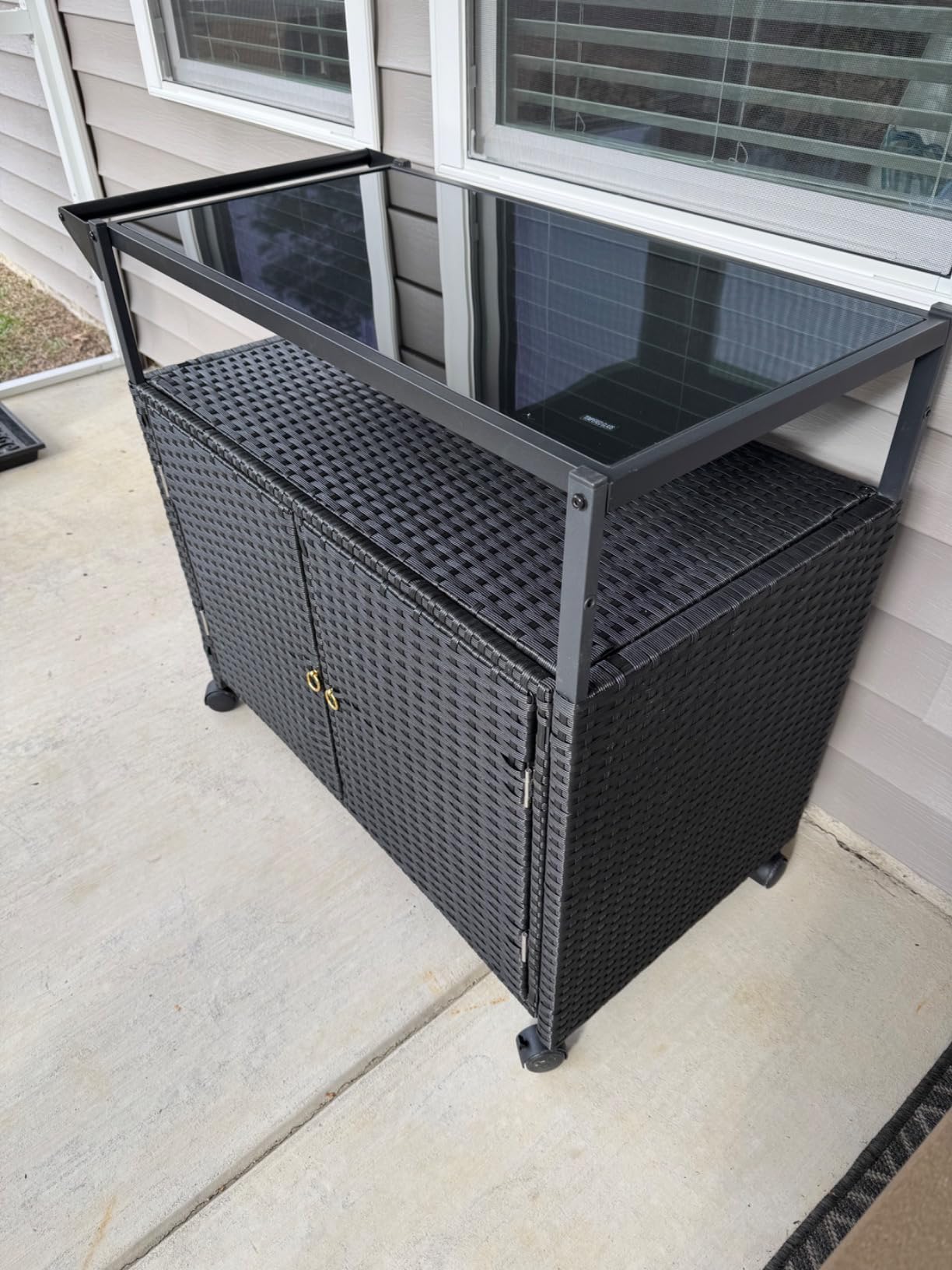 Xilingol Outdoor Bar Table, Wicker Bar Cart with Cabinet, Patio Serving Cart with Tempered Glass Top, Lockable Wheels, Rounded Handle & Side Basket for Garden, Poolside & Backyard, Black customer photo 2