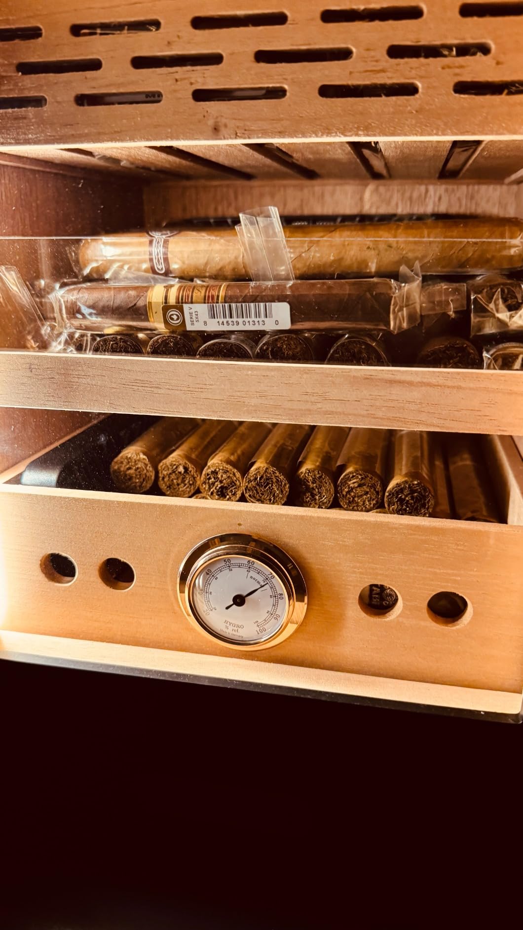 Cigar Humidor, Lighted Control Magnetic Door Desktop Cigar Humidor Cabinet, with Cigar Accessory Drawer and 2 Humidifiers 3 Layer Large Capacity Humidor, Hold 100-150 Cigars (Brown) customer photo 1