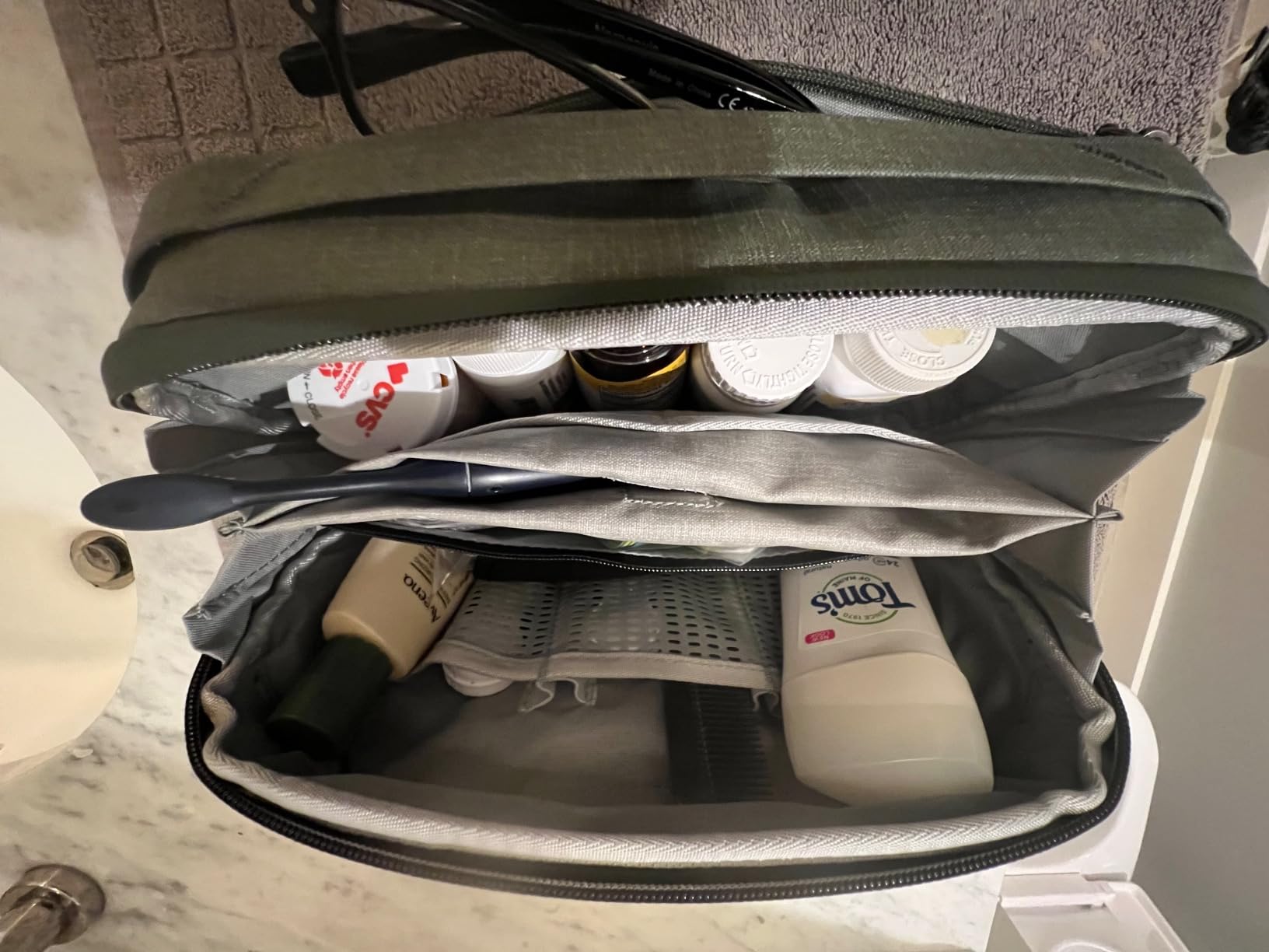 Peak Design Wash Pouch, Weatherproof Travel Toiletry Bag, Upright or Hanging Dopp Kit with Pockets, Magnetic Toothbrush Pocket, Wide UltraZip Opening customer photo 1