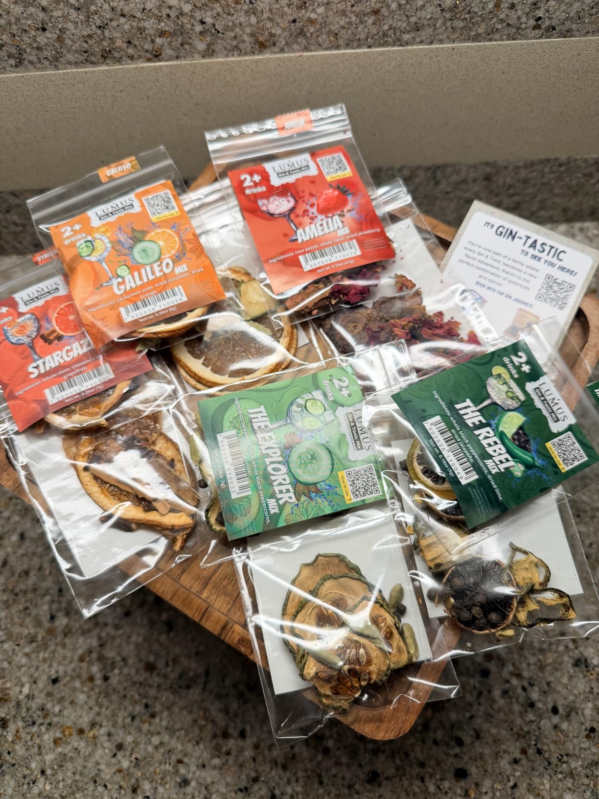Lumus Gin & Tonic Mix. The perfect cocktail infusion DIY kit mix. 20+ Gin & Tonic servings, 5 delicious recipes to enjoy and share, ideal for home and gifts. customer photo 2