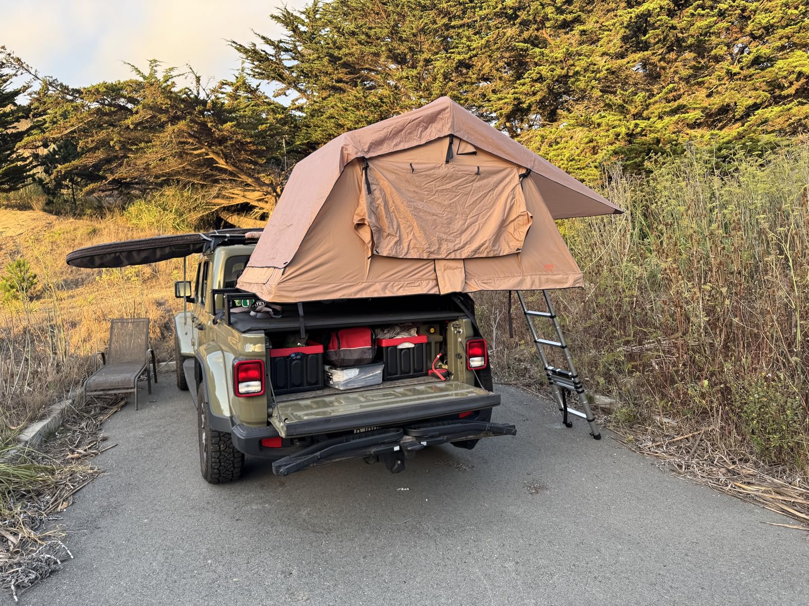 VEVOR Rooftop Tent Hard Shell, 2-3 Person Aluminum Roof Top Tent Hardshell with Tri-Color LED Light, Thick Mattress & 1 Window, Waterproof Windproof Overland Camping Car Roof Rack for Jeep SUV Pickup customer photo 2