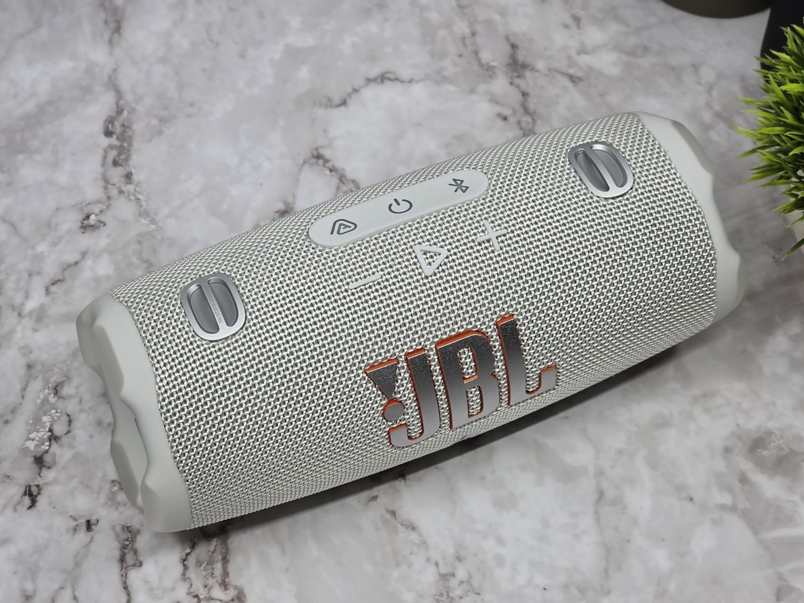 JBL Charge 6 - Portable Waterproof & Drop-Proof Bluetooth Speaker, Bold JBL Pro Sound with AI Sound Boost, 28Hrs of Playtime, Built-in powerbank & Comes with a Sturdy/Removable Carrying Strap customer photo 1