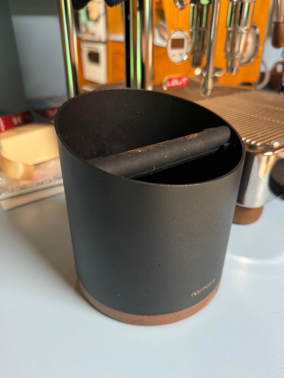 Normcore Espresso Knock Box, 1L Capacity Holds 20-25 Espresso Pucks, Stainless Steel with Walnut Non-Slip Base, Knock Bin For Home Baristas, Black customer photo 2