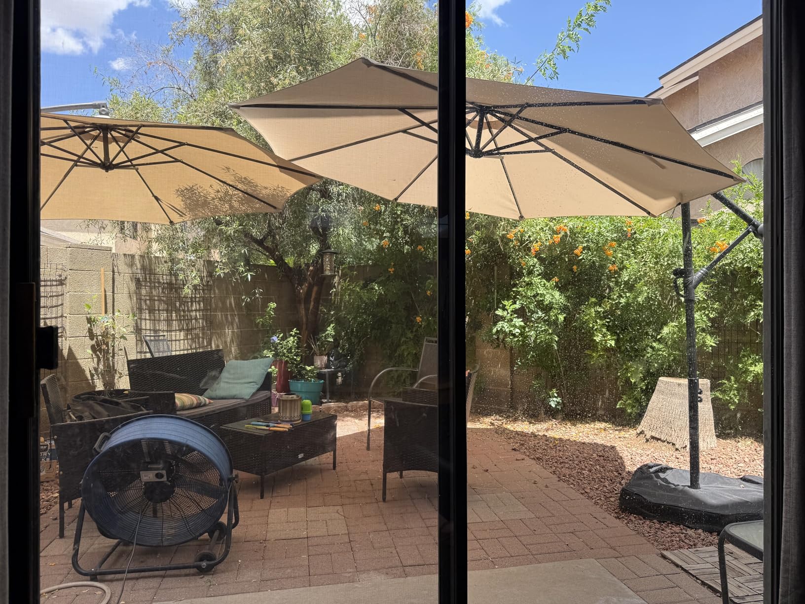wikiwiki 10ft Patio Umbrella with Base Included, Outdoor Offset Cantilever Umbrella with Sandbag Base for Backyard, Garden and Pool, Easy to Tilt and Crank, Beige customer photo 1