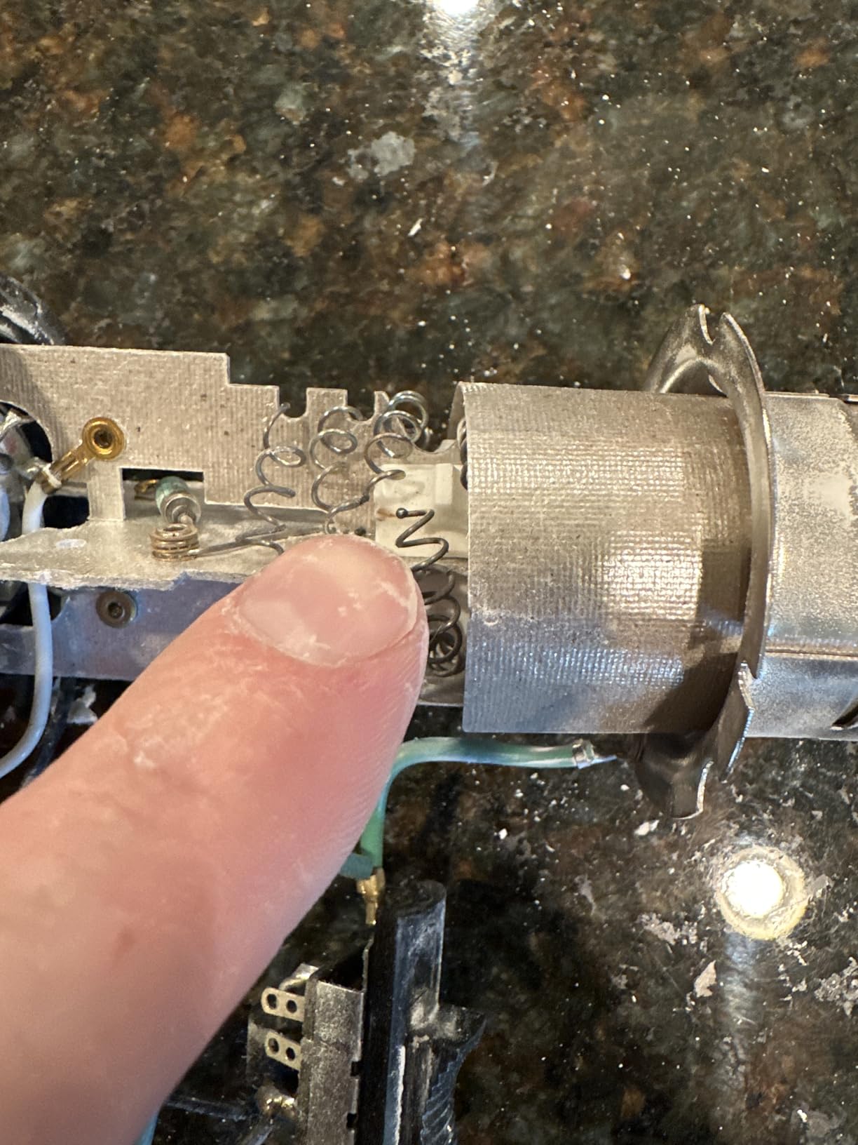 Wagner Spraytech 0503008 HT1000 Heat Gun, 2 Temp Settings 750F & 1000F, Great for Soften Paint, Caulking, Adhesive, Putty Removal, Shrink Wrap, Bend Plastic Pipes, Loosen Rusted Nuts Bolts customer photo 1