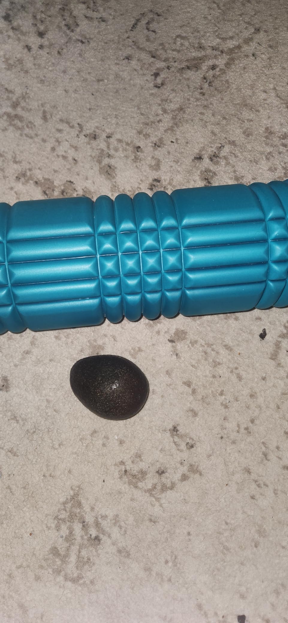 TriggerPoint Grid 2.0 Foam Roller for Deep Tissue Massage and Muscle Recovery, 26 Inch Multi-Density EVA with Hollow Core, Supports 500 Pounds, Black customer photo 2