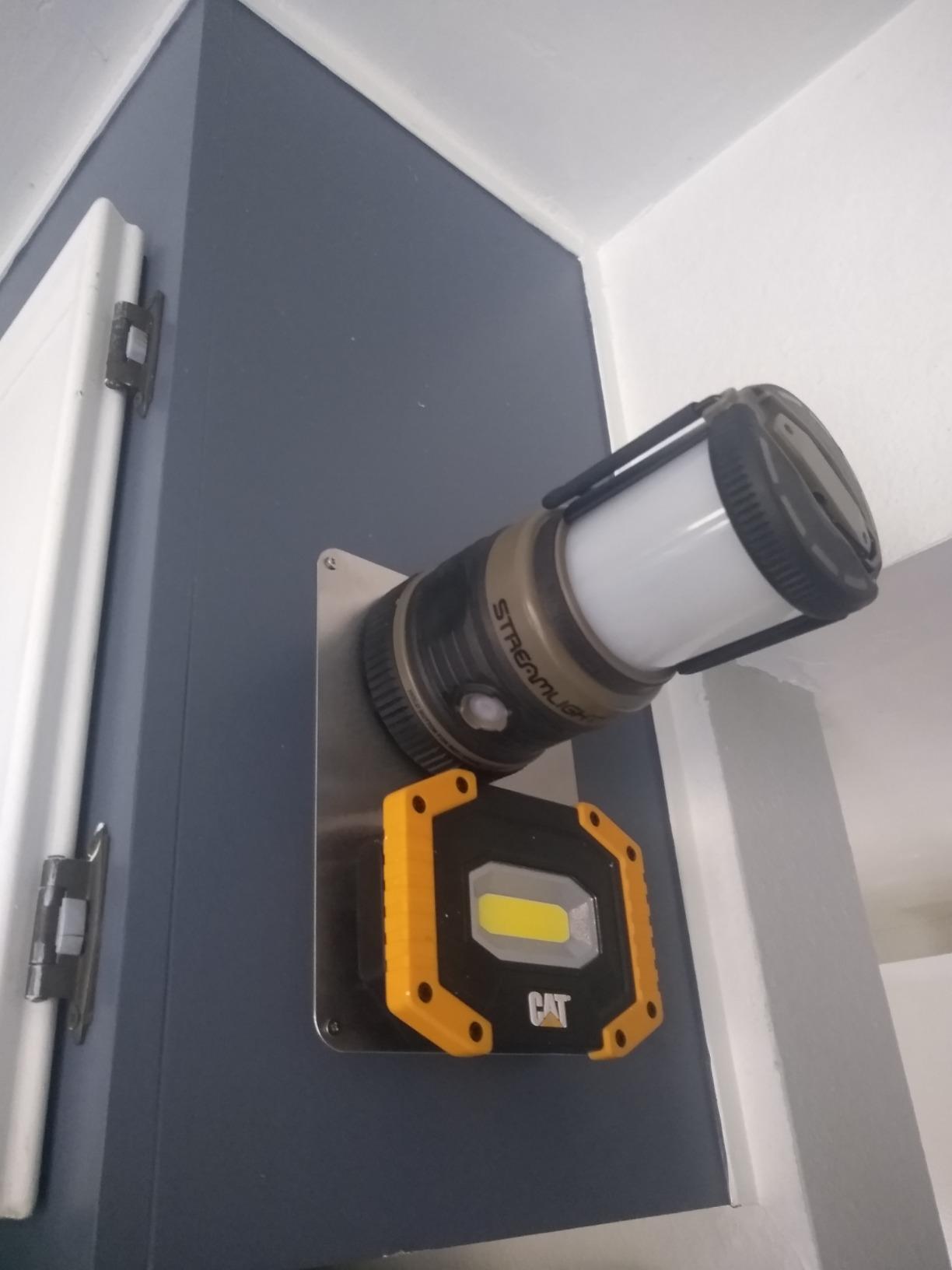 Streamlight 44931 Siege 540-Lumen Compact LED Camping Lantern with 360 Degree Lighting for Power Outages, Hurricanes, and Emergencies, Coyote customer photo 2