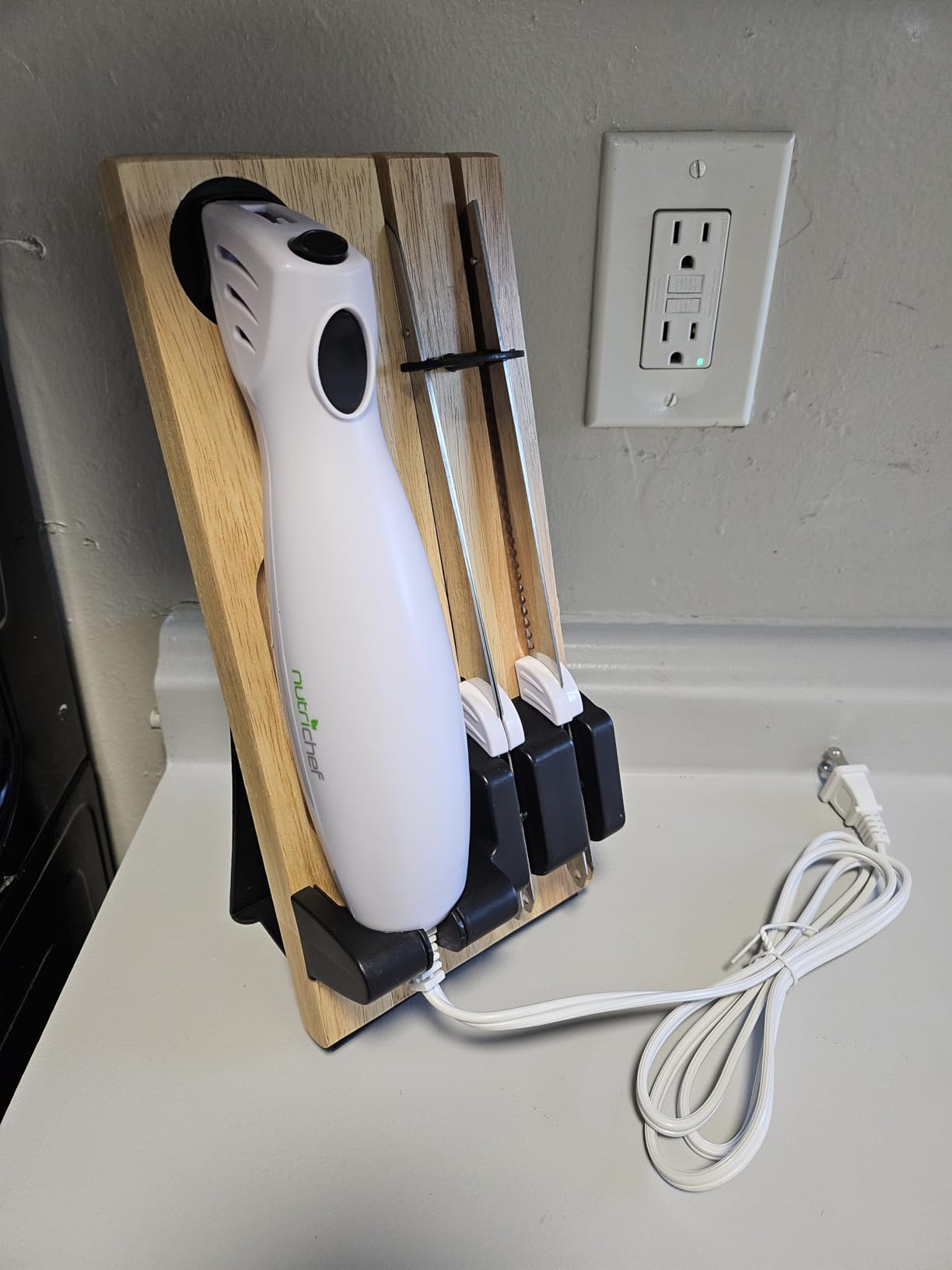 NutriChef Electric Carving Turkey Slicer Kitchen Knife | For Thanksgiving | Portable Electrical Food Cutter Knife Set with Carve Blades & Wood Stand | Cuts Meat, Bread, Cheese & Fruit | White customer photo 2