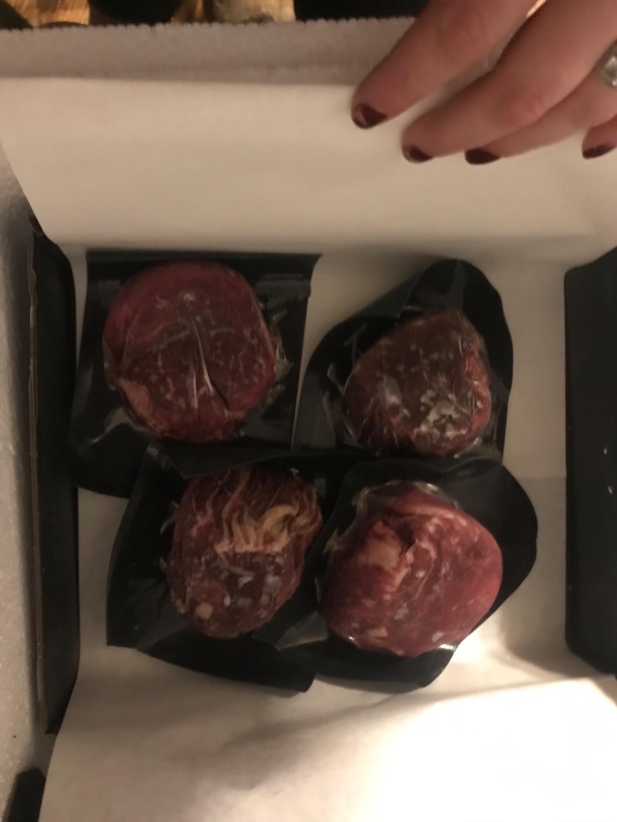 Chicago Steak Company - Butcher's Choice Gift Box 10 (6 oz.) Filet Mignons & 8 (4 oz.) Angus Beef Steak Burgers - Wet Aged Filet Mignons and Angus Beef Burgers Gift Set with 1 Pack Steak Seasoning customer photo 1